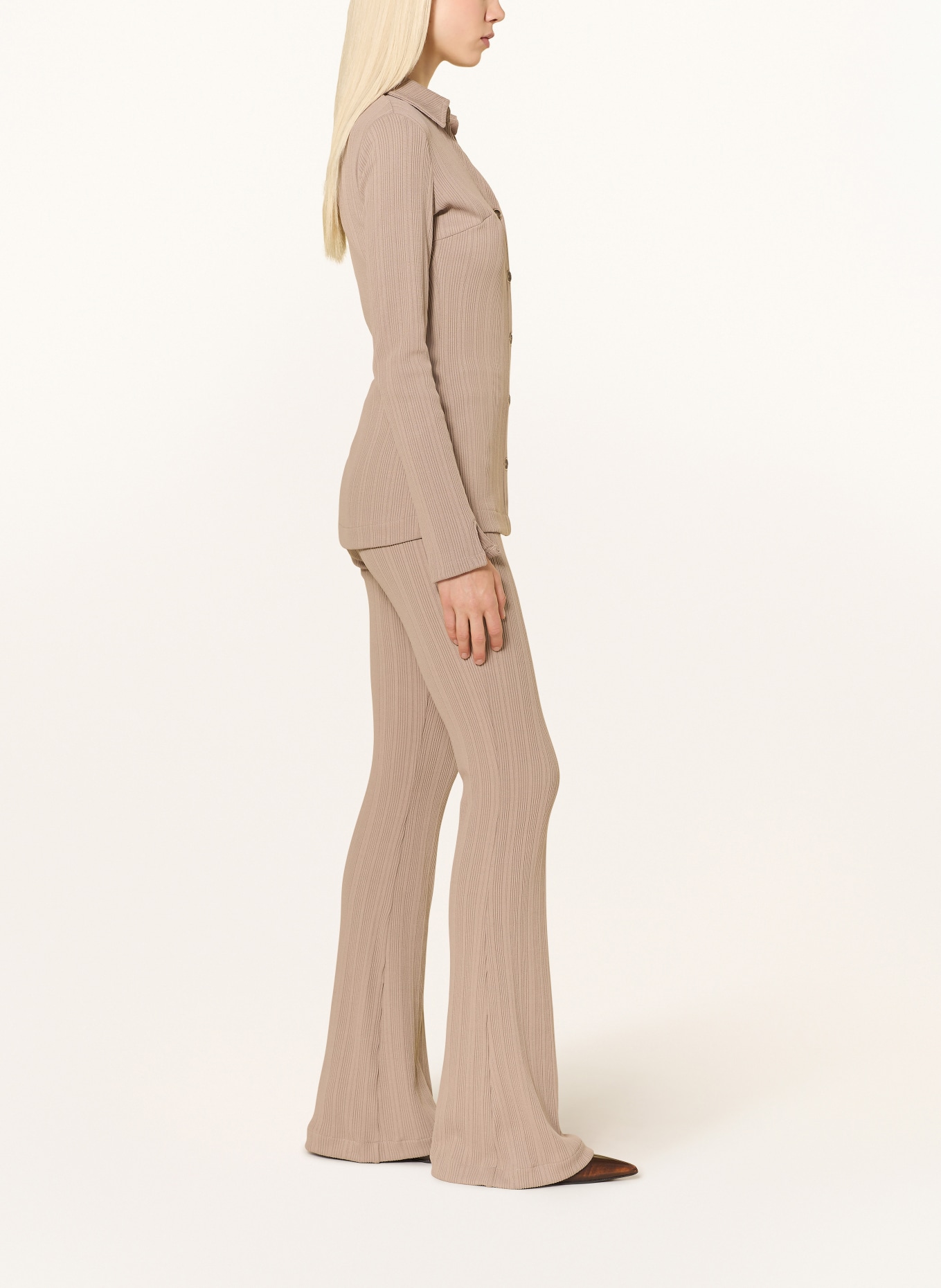 GUESS Flared Jeans BELEN: A10L SUMMER CLAY