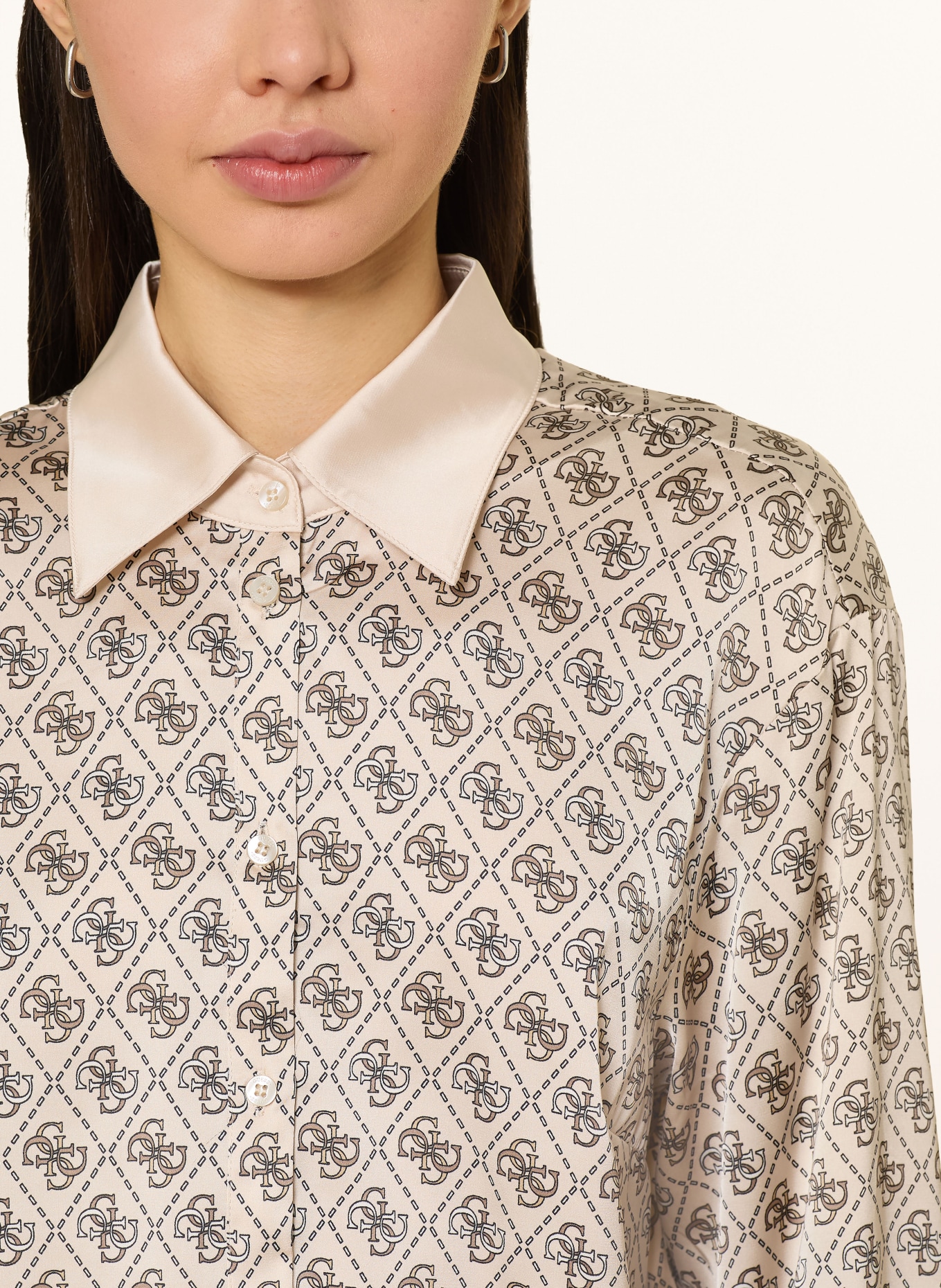 GUESS Košile ALEXANDRA ze saténu: SVĚTLE HNĚDÁ / ŠEDÁ / BÍLÁ