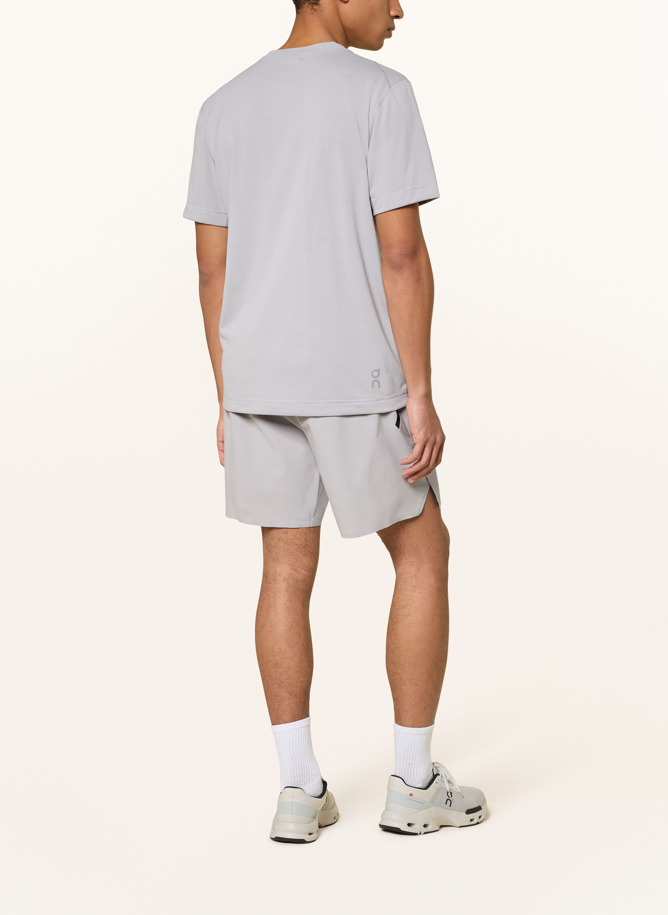 On Funktionsshirt TRAIN-T: HELLGRAU