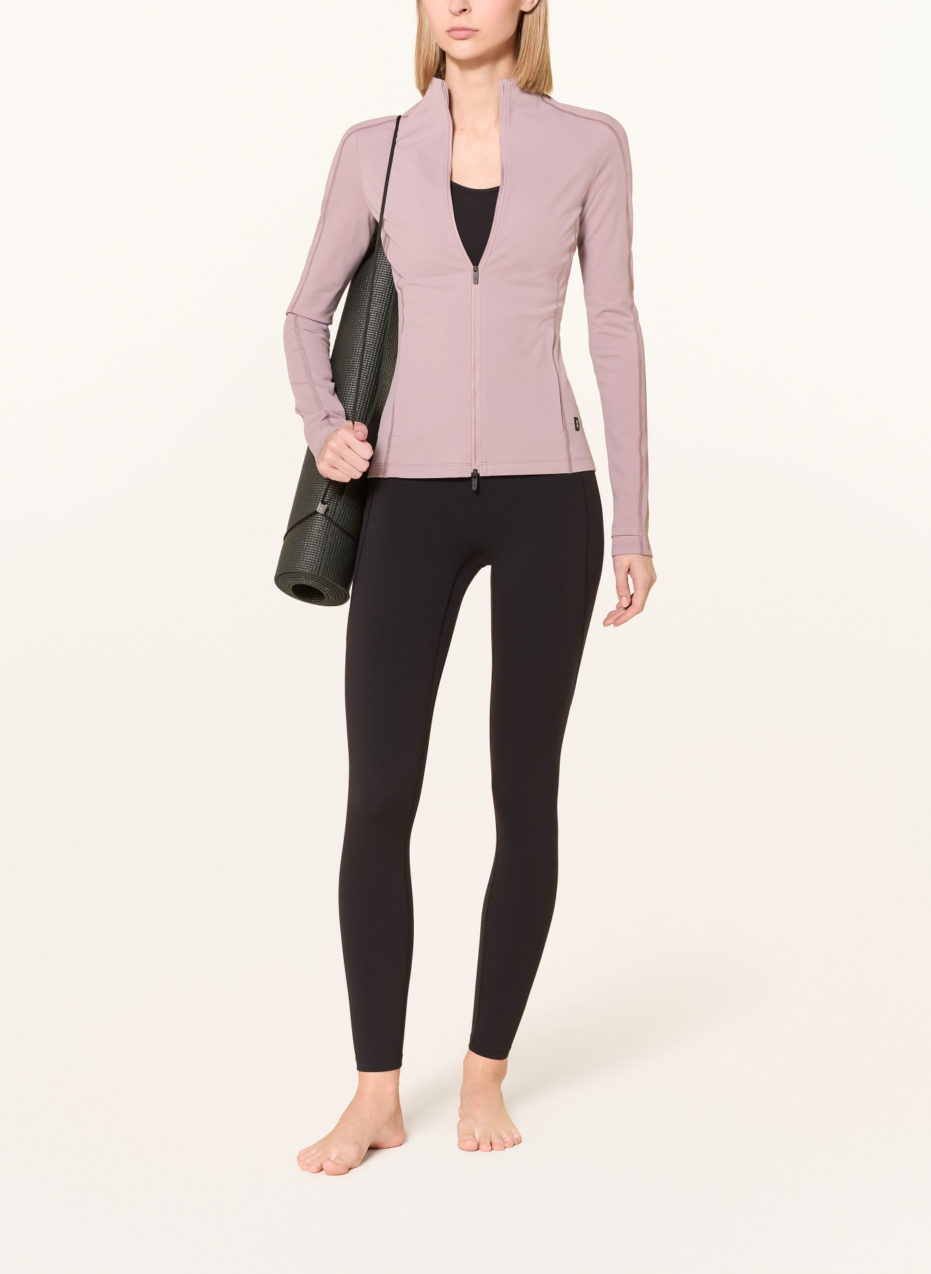 On STUDIO tights: BLACK