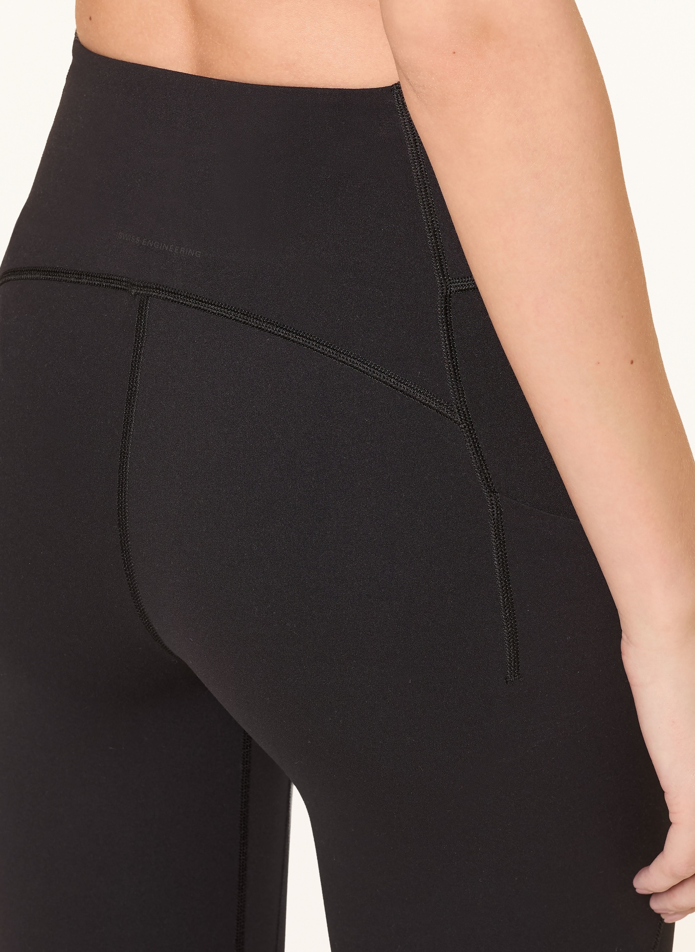 On STUDIO tights: BLACK