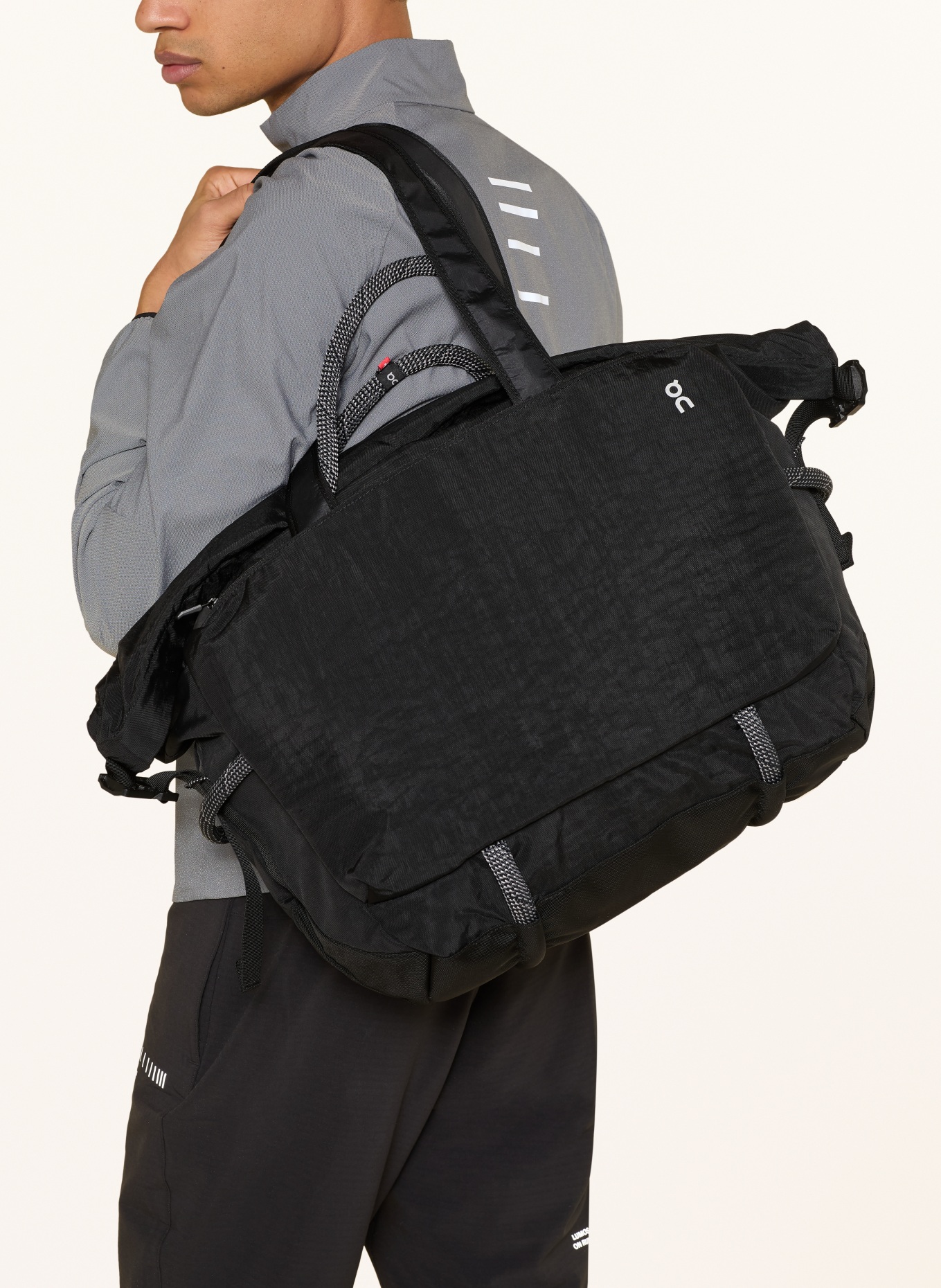 On Sportovní taška ELITE 40 l s přihrádkou na notebook: ČERNÁ