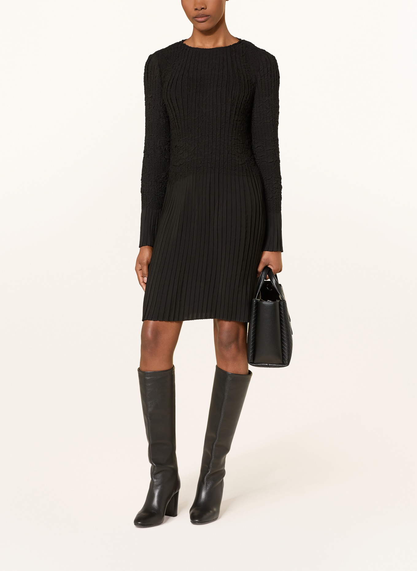 BOSS Plisseekleid DOPPAR: SCHWARZ