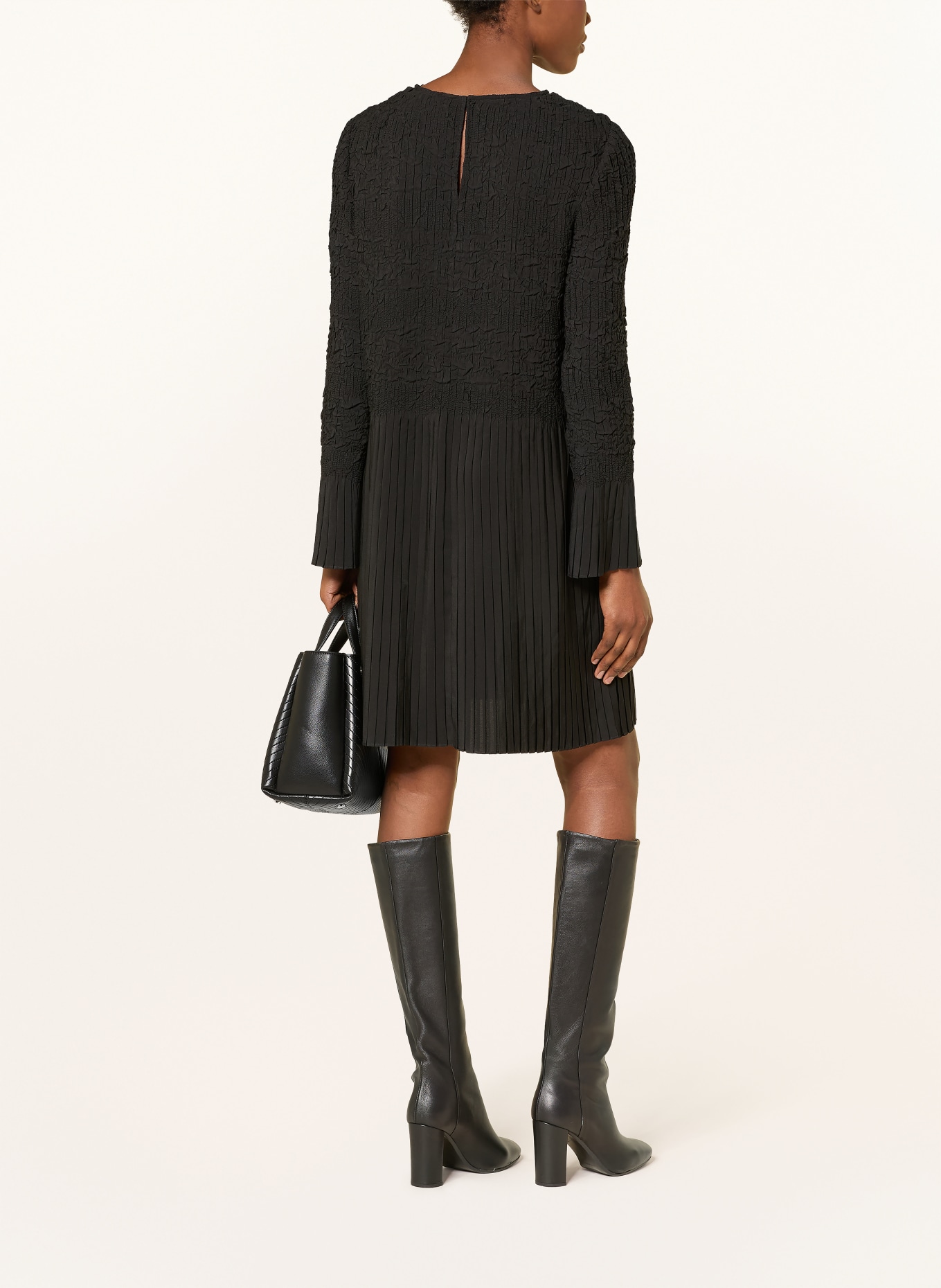 BOSS Plisseekleid DOPPAR: SCHWARZ