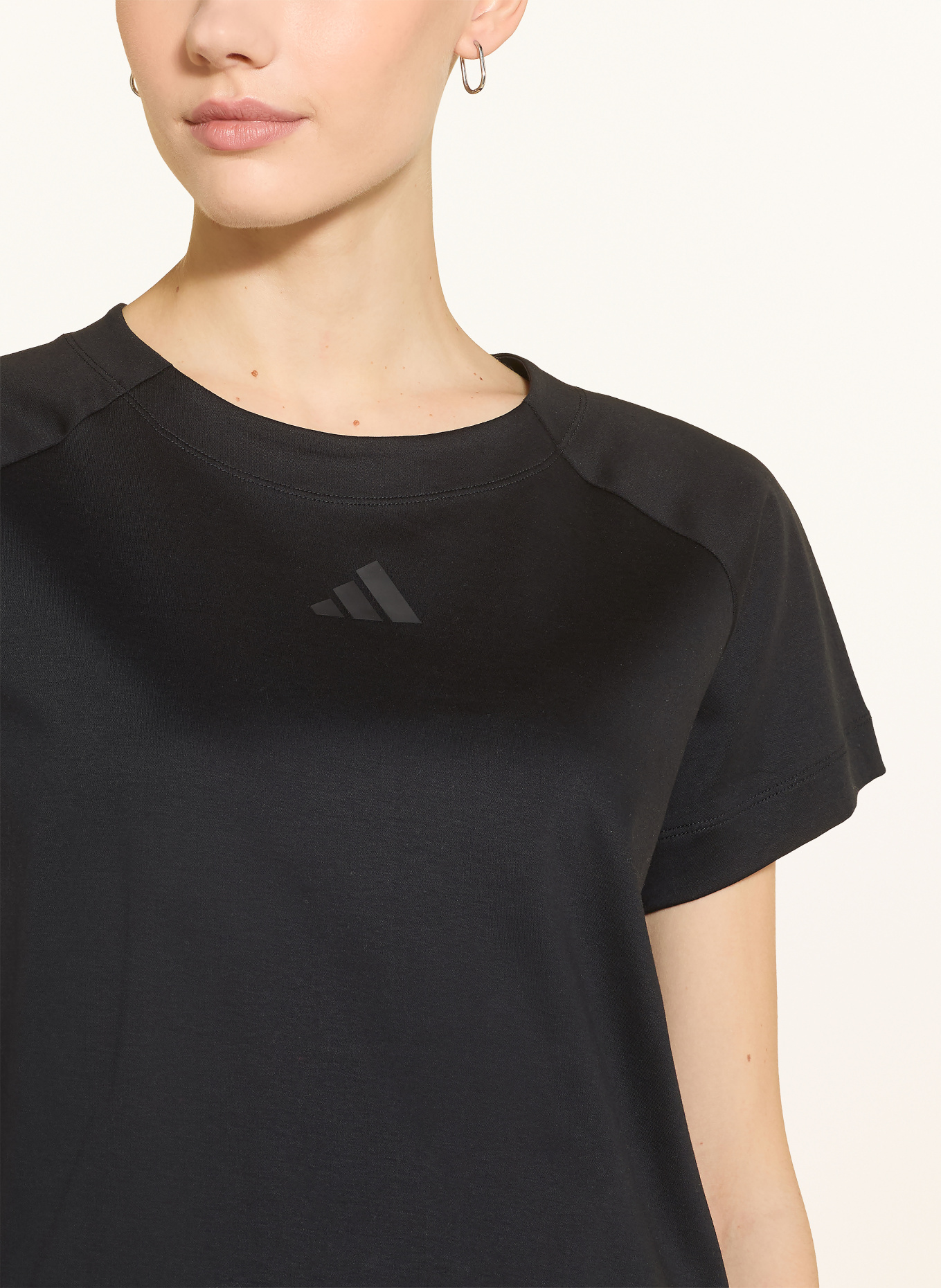 adidas Tričko SOFT LUX: ČERNÁ