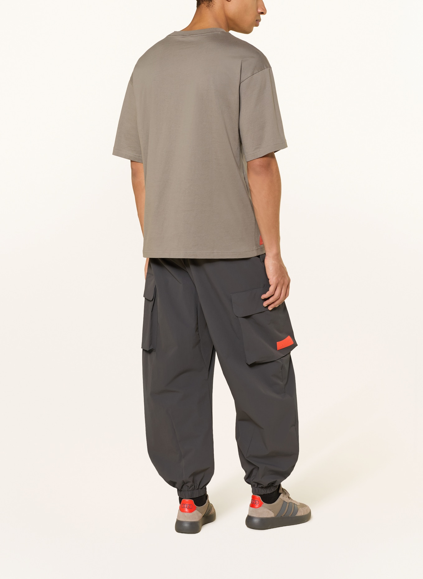 adidas T-Shirt AUDI FORMULA ONE TEAM ELEVATED GRAPHIC II: KHAKI