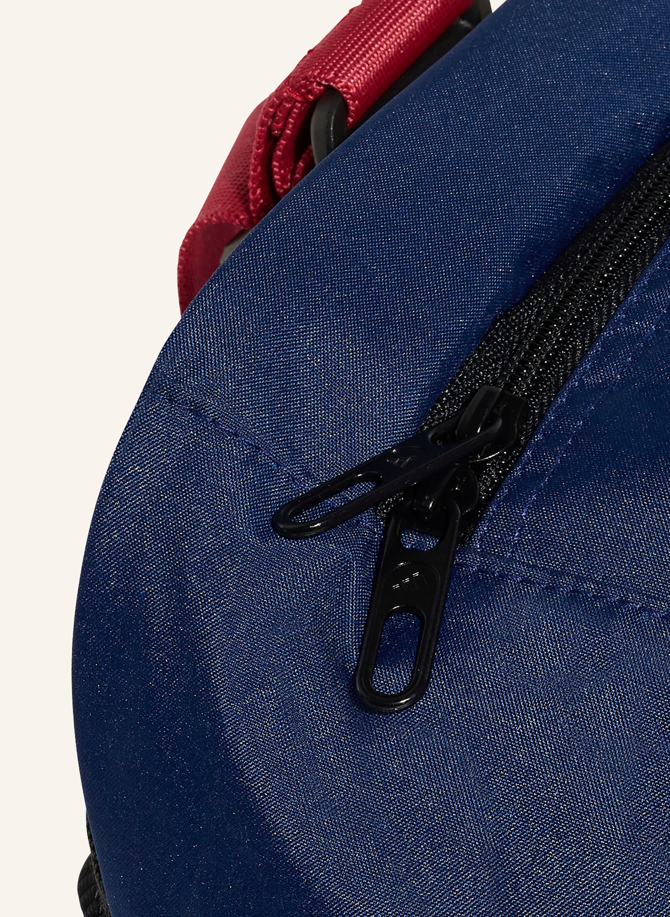 adidas Sportovní taška ESSENTIALS LINEAR MEDIUM: TMAVĚ MODRÁ / KRÉMOVÁ / ČERVENÁ