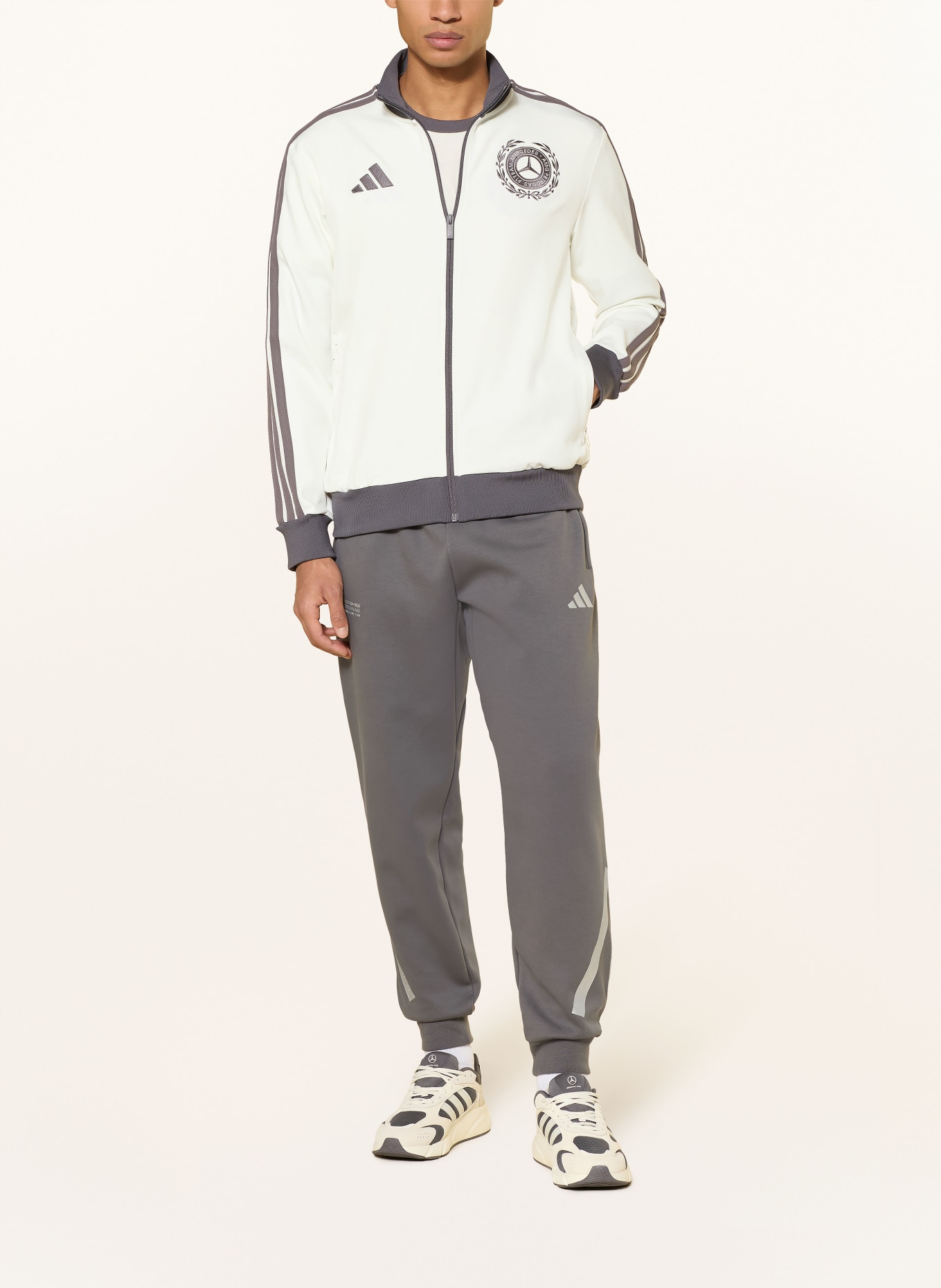 adidas Trainingsjacke MERCEDES - AMG PETRONAS FORMULA ONE TEAM SILVER ARROWS: CREME / DUNKELGRAU