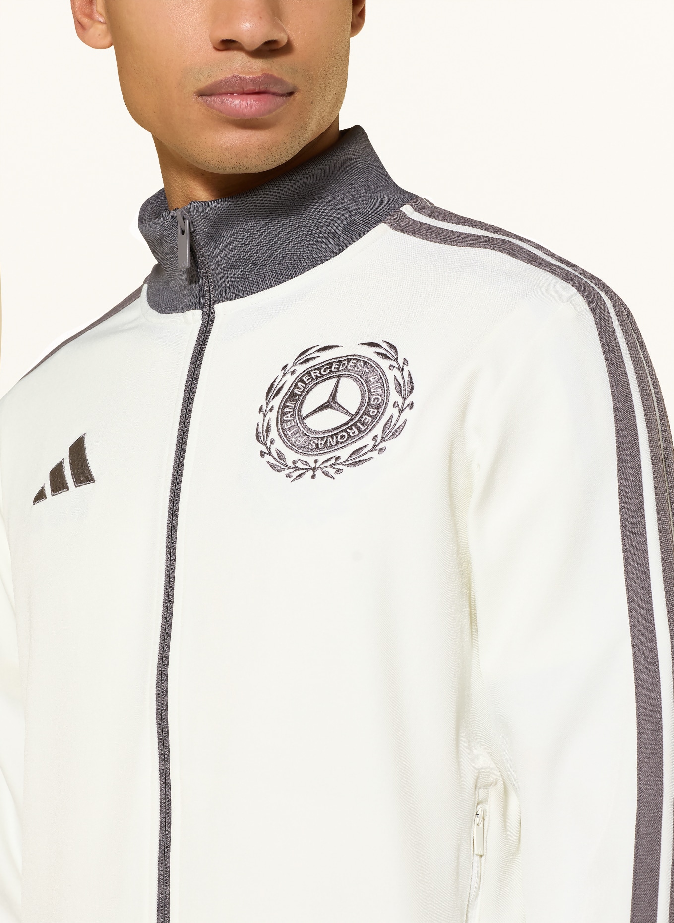 adidas Trainingsjacke MERCEDES - AMG PETRONAS FORMULA ONE TEAM SILVER ARROWS: CREME / DUNKELGRAU