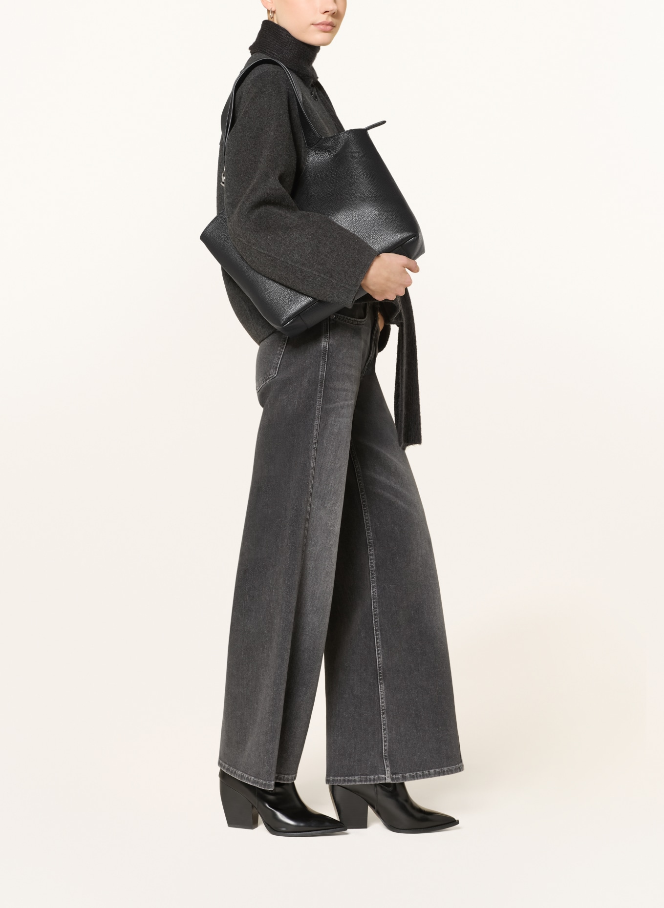 COCCINELLE Schoudertas met uitneembare pouch: ZWART / GOUD