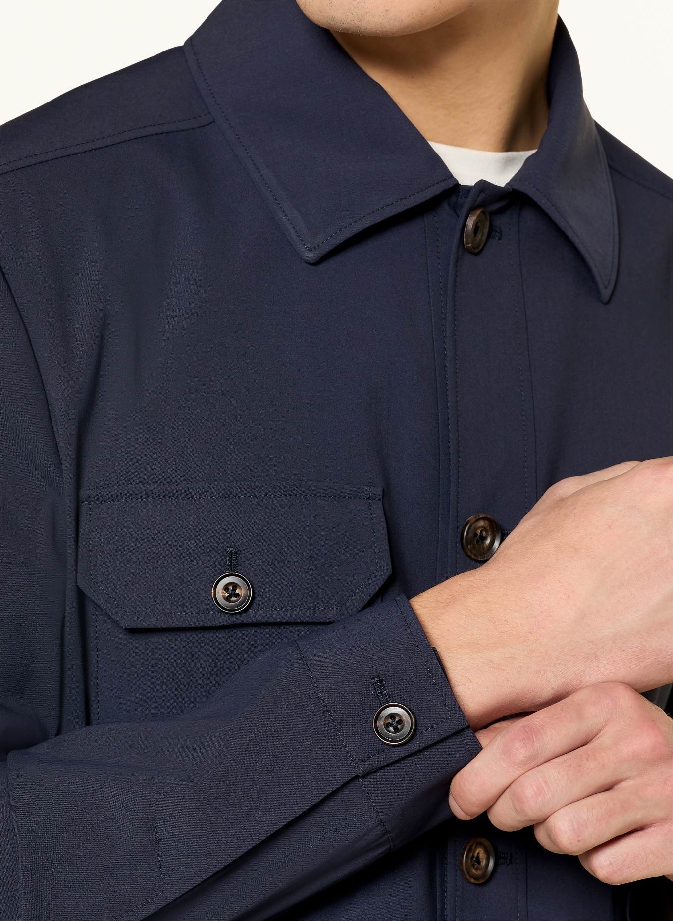 CORNELIANI Předsedající: TMAVĚ MODRÁ