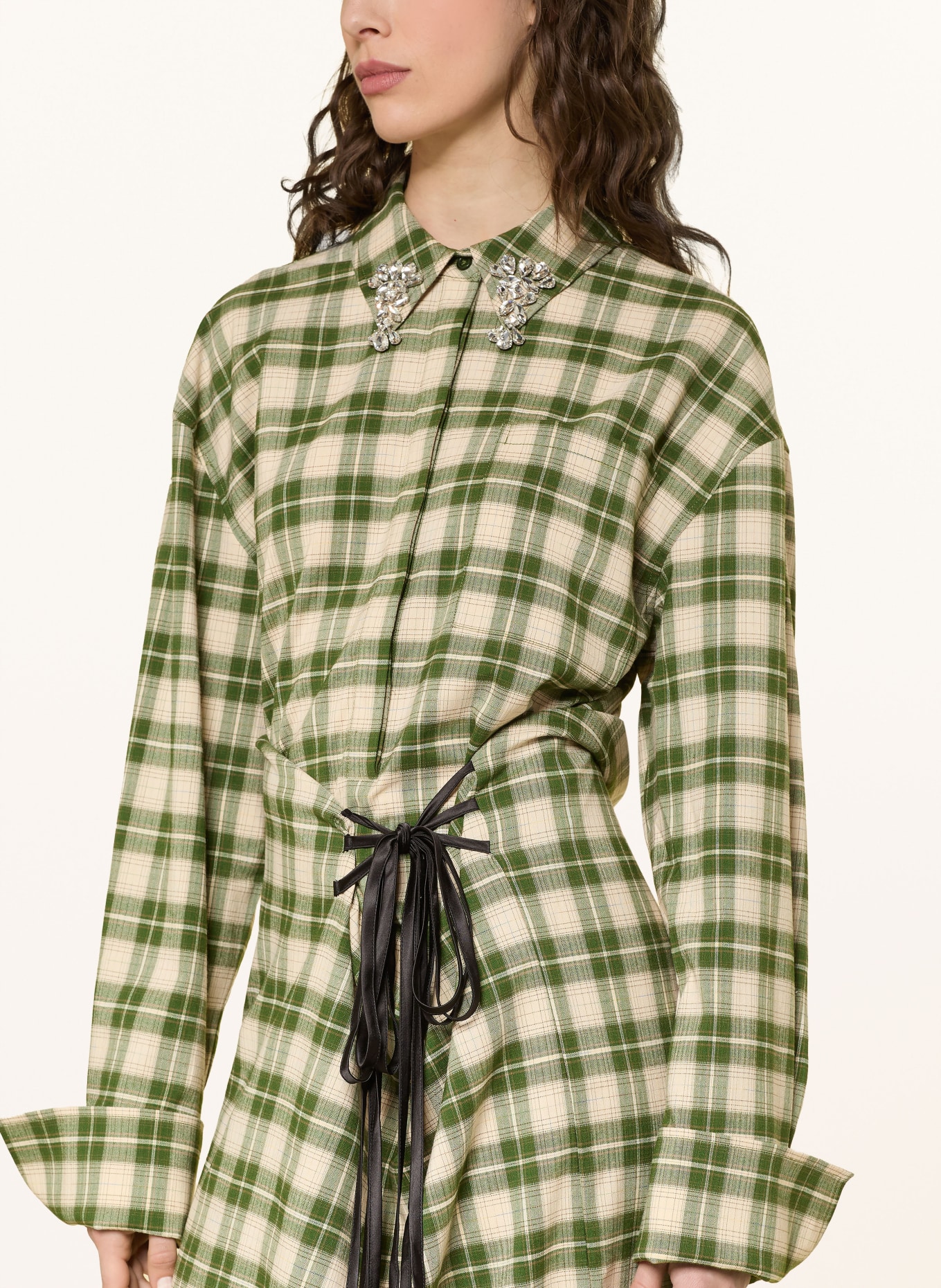 ESSENTIEL ANTWERP Hemdblusenkleid JID mit Schmucksteinen: GRÜN / CREME