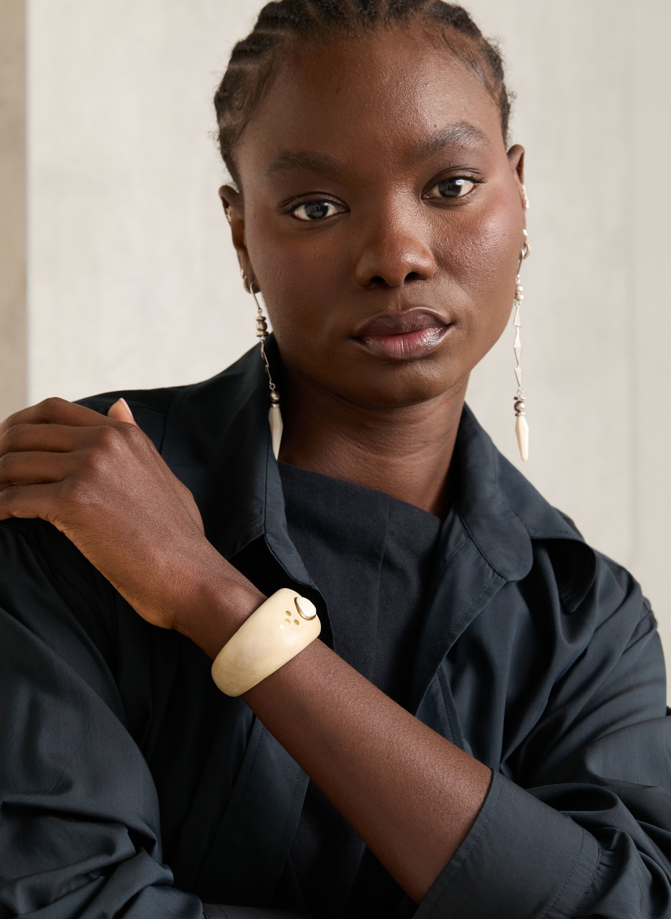 ISABEL MARANT Bracelet rigide LAYLA: BEIGE / OR / ÉCRU