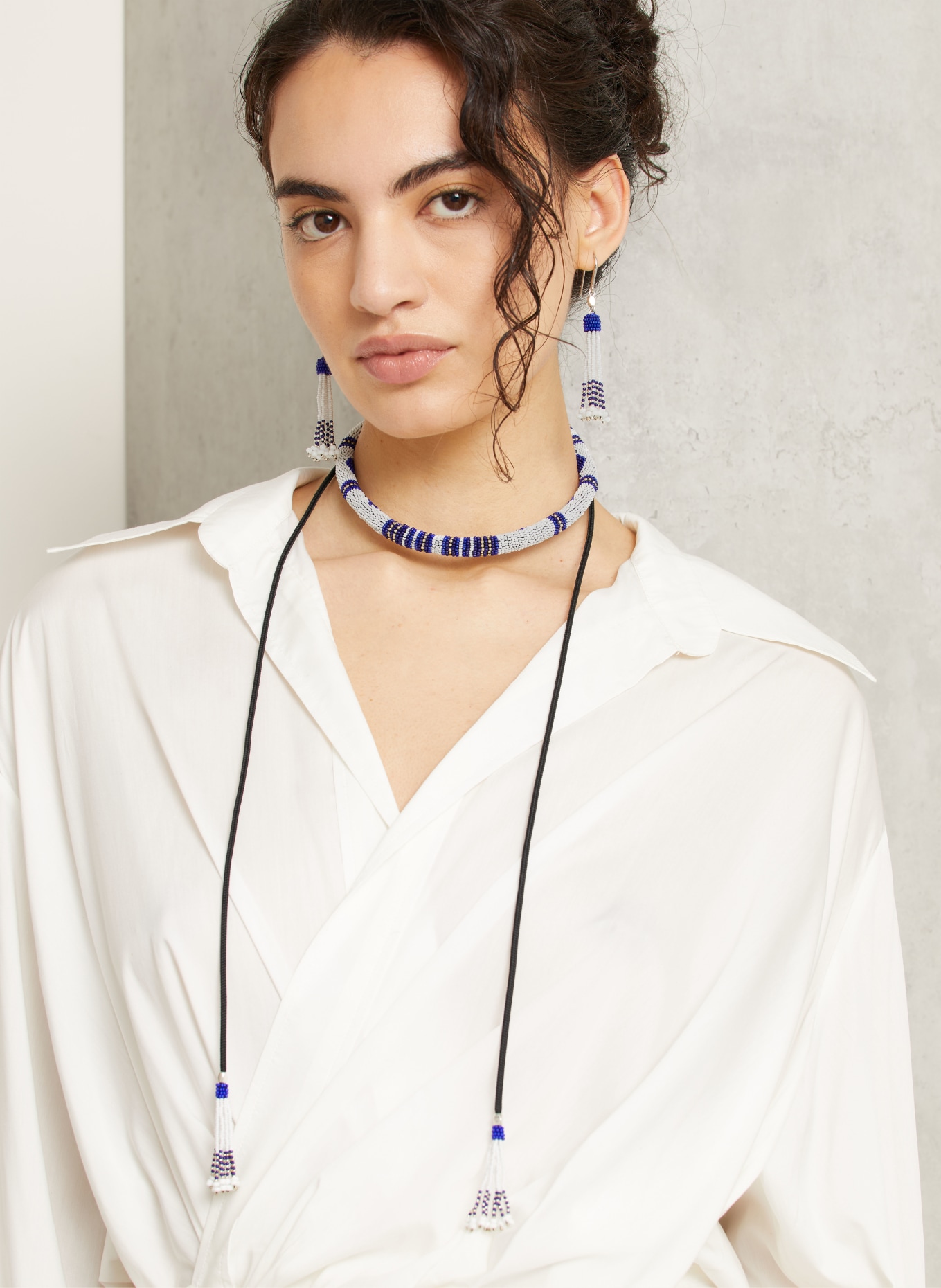 ISABEL MARANT Náhrdelník NINA: BÍLÁ / ZLATÁ / TMAVĚ MODRÁ