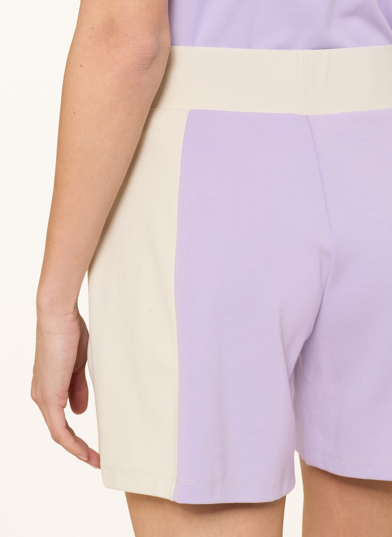 EA7 EMPORIO ARMANI Tennisshorts SPORTING CLUB: BEIGE / HELLLILA