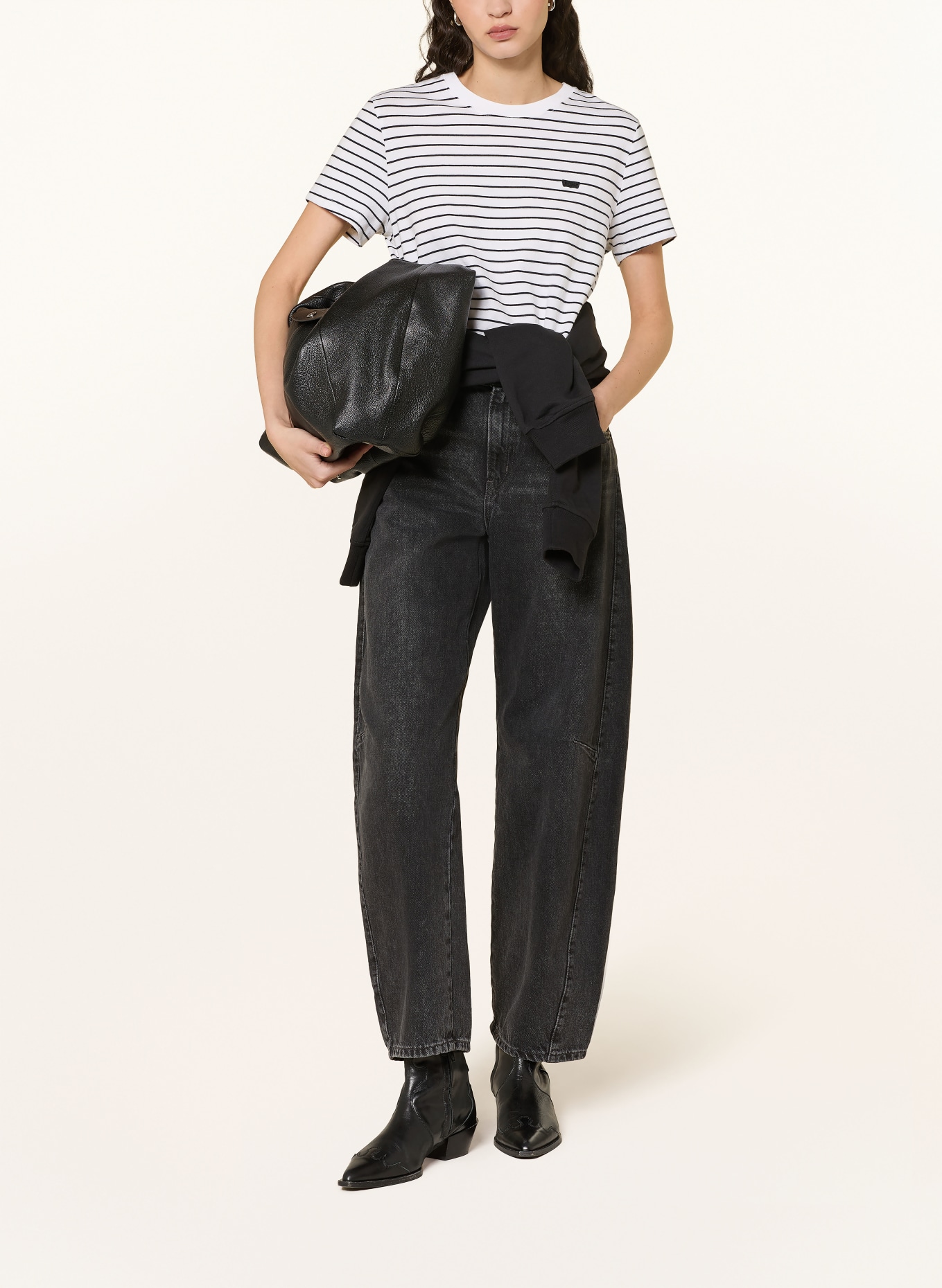 Levi's® T-shirt: WHITE / DARK BLUE