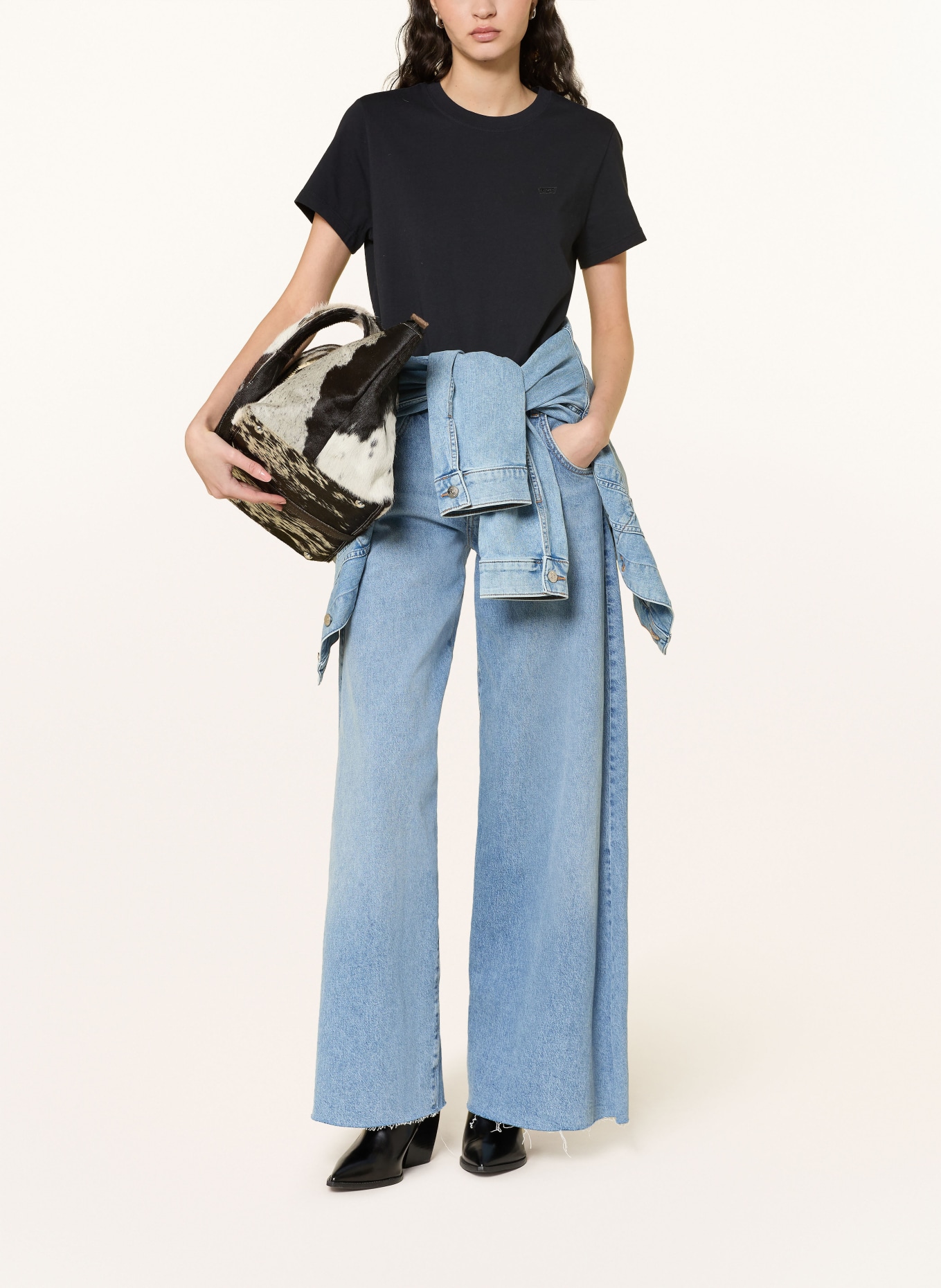 Levi's® tričko: ČERNÁ