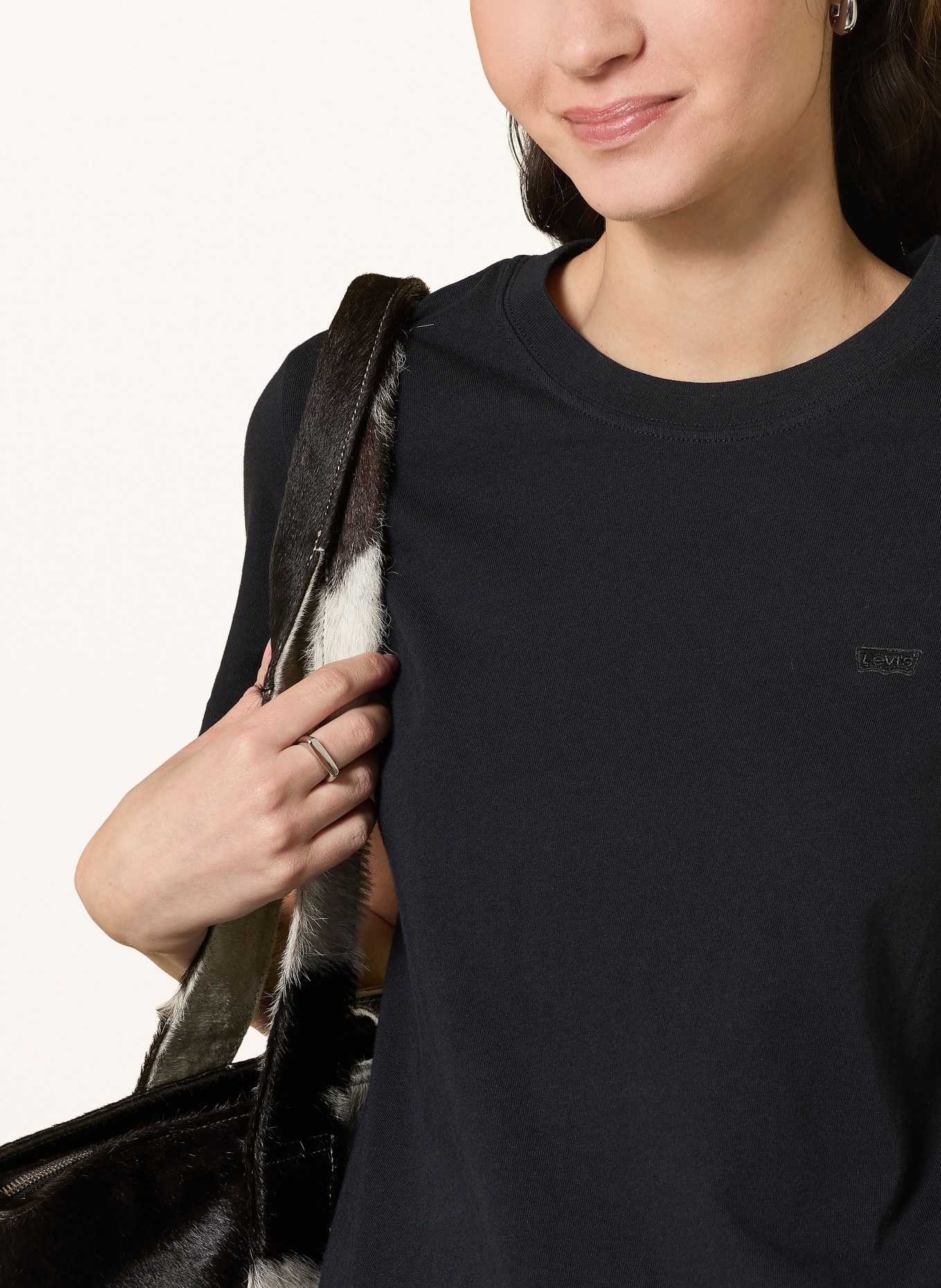 Levi's® tričko: ČERNÁ