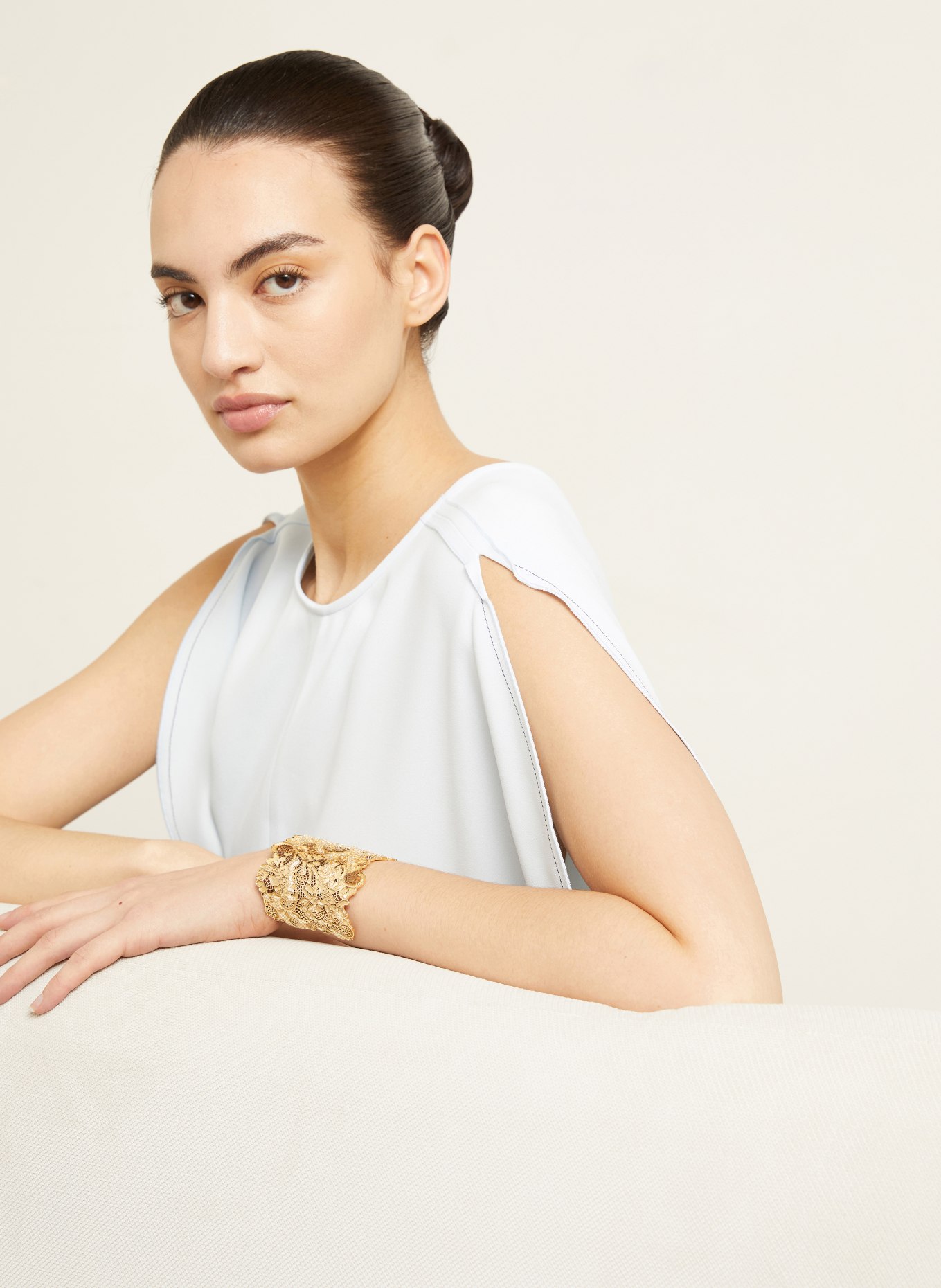 JIMMY CHOO Náramek LACE CUT-OUT: ZLATÁ