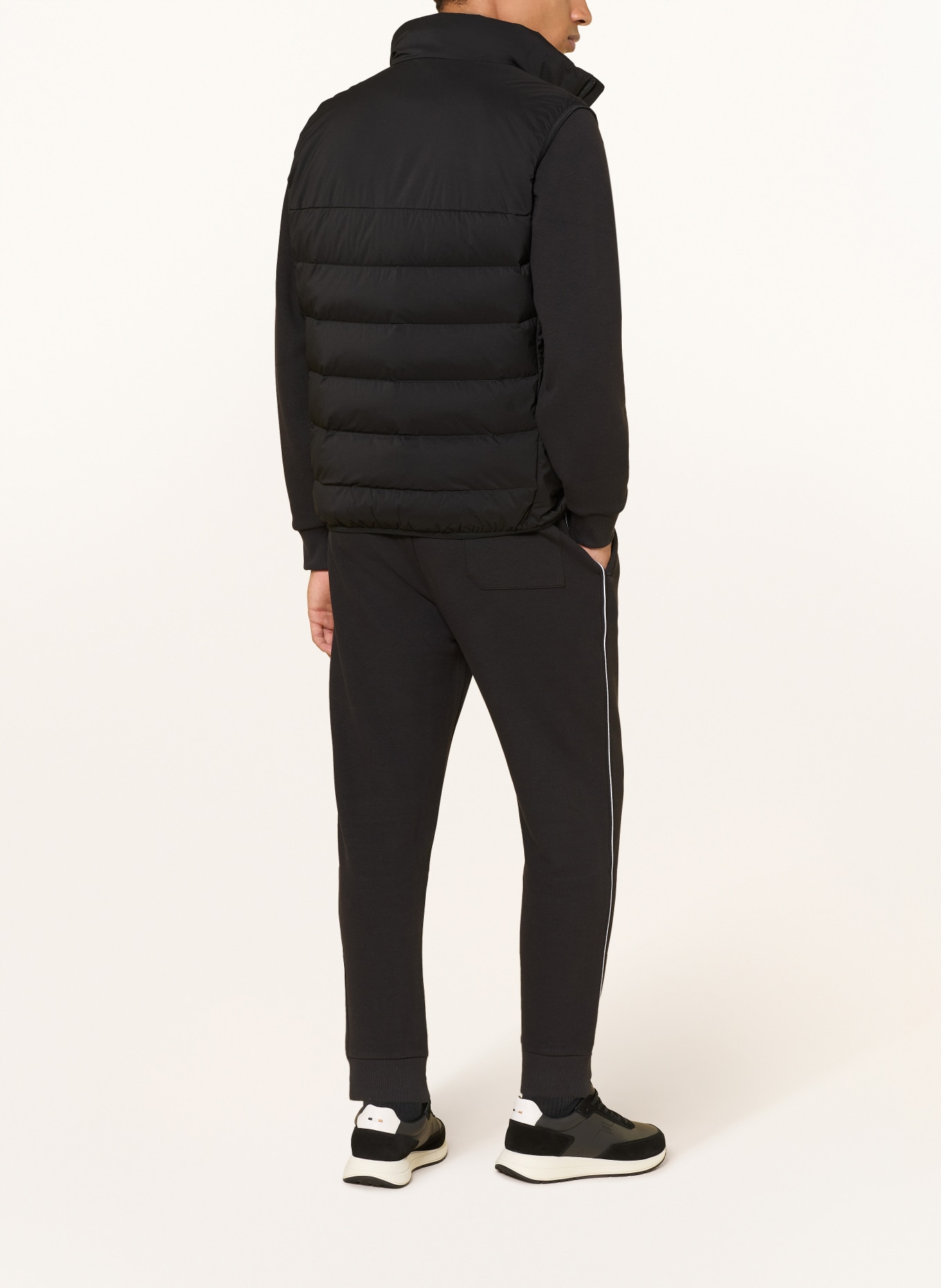 BOSS Peříčková vesta RIPLITE: ČERNÁ