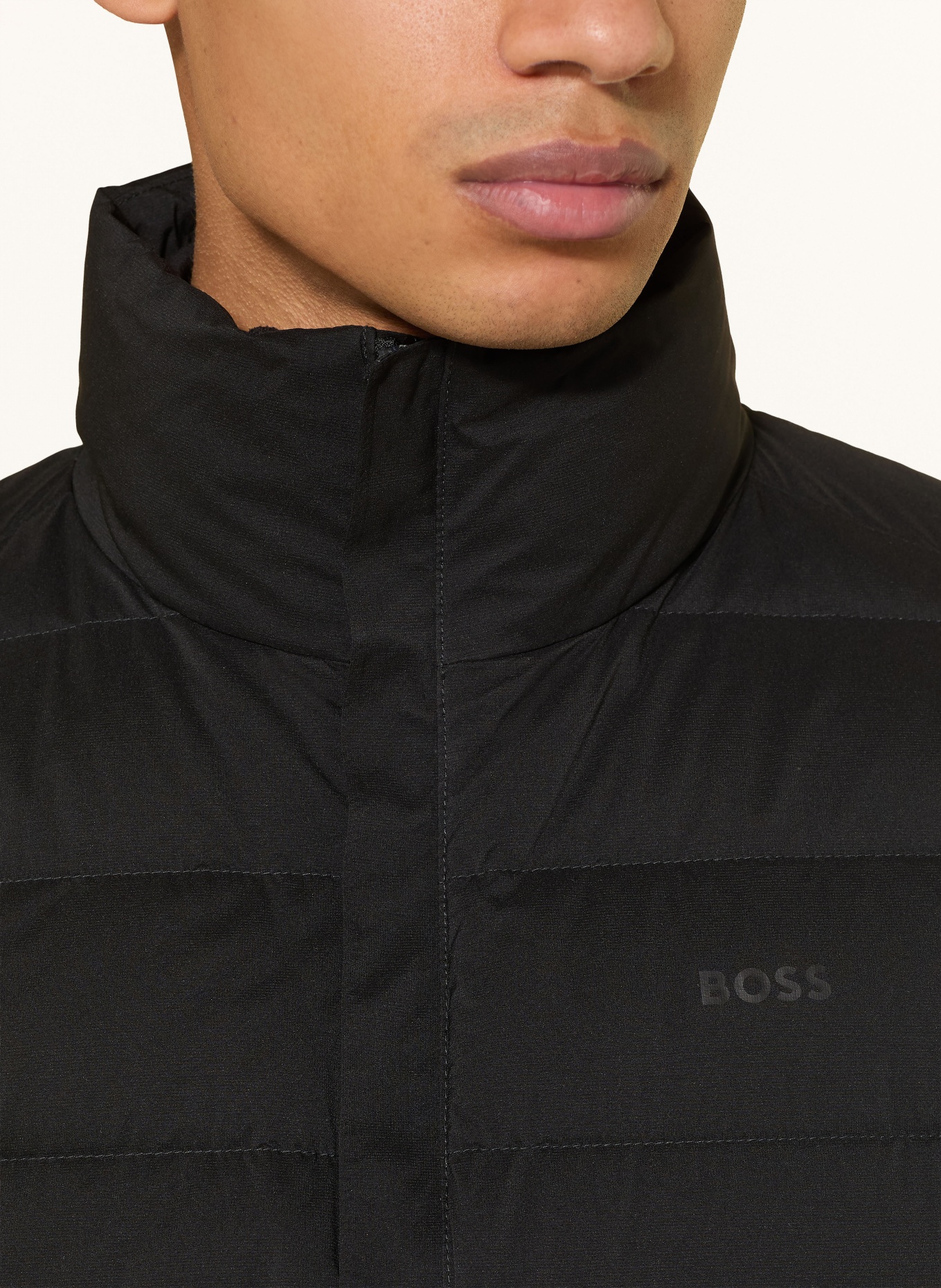 BOSS Peříčková vesta RIPLITE: ČERNÁ