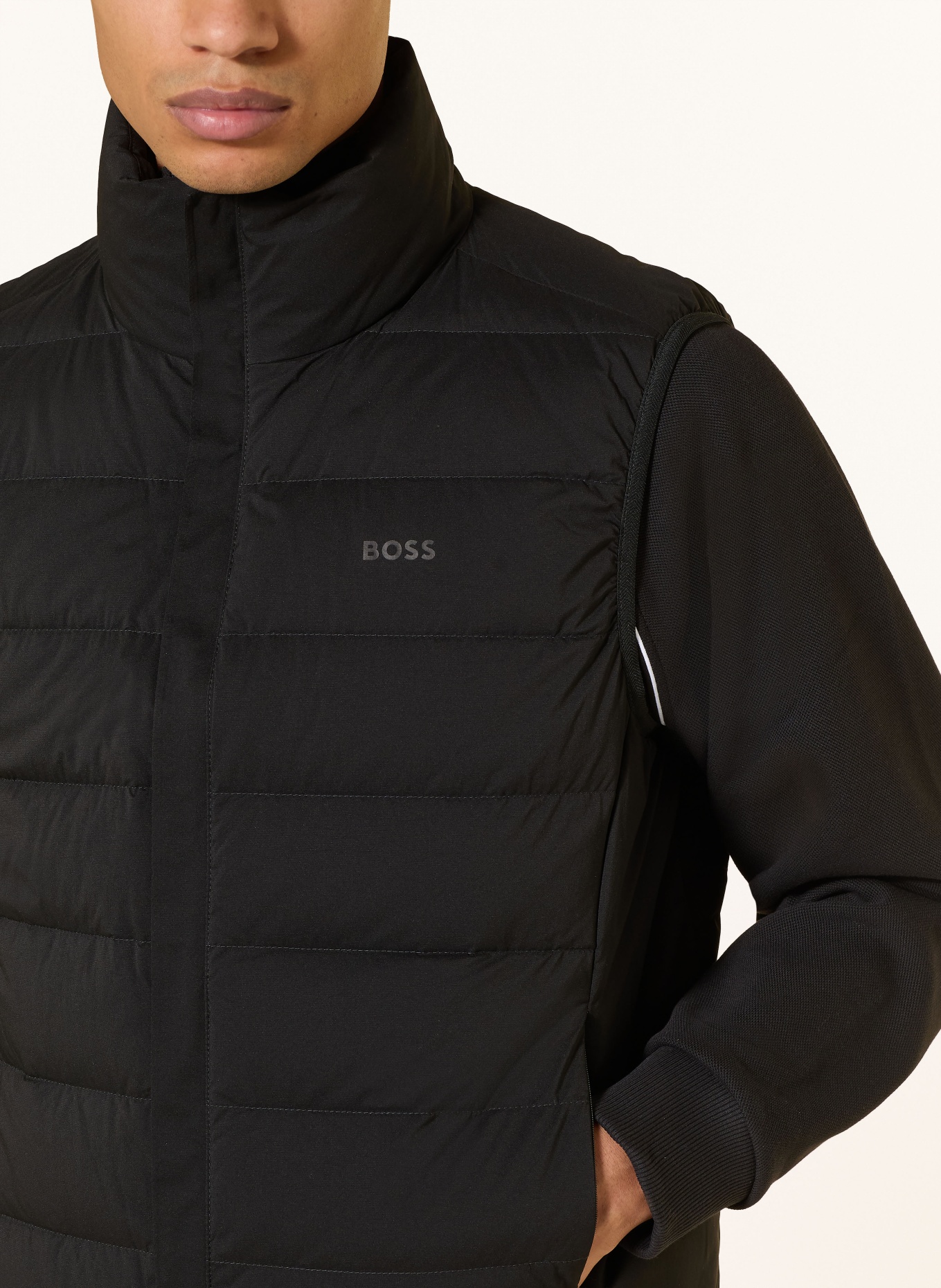 BOSS Peříčková vesta RIPLITE: ČERNÁ