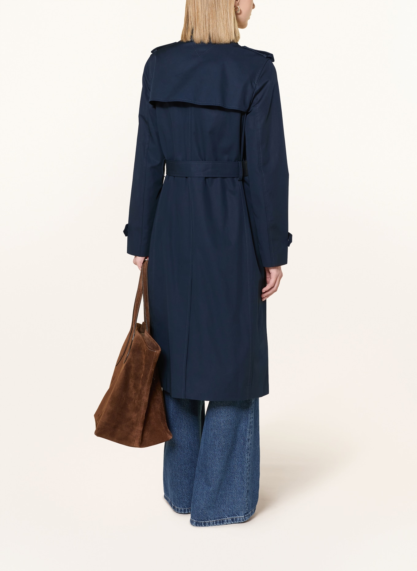 TOMMY HILFIGER trenchcoat: TMAVĚ MODRÁ