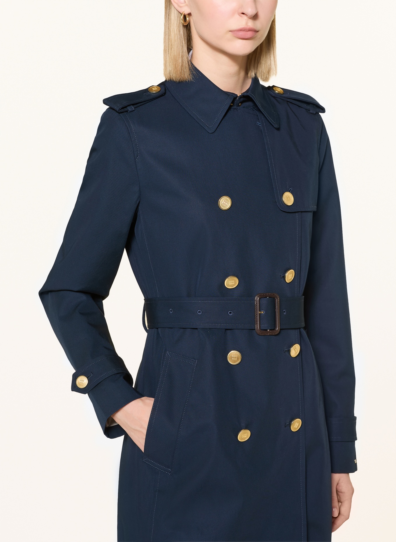TOMMY HILFIGER trenchcoat: TMAVĚ MODRÁ