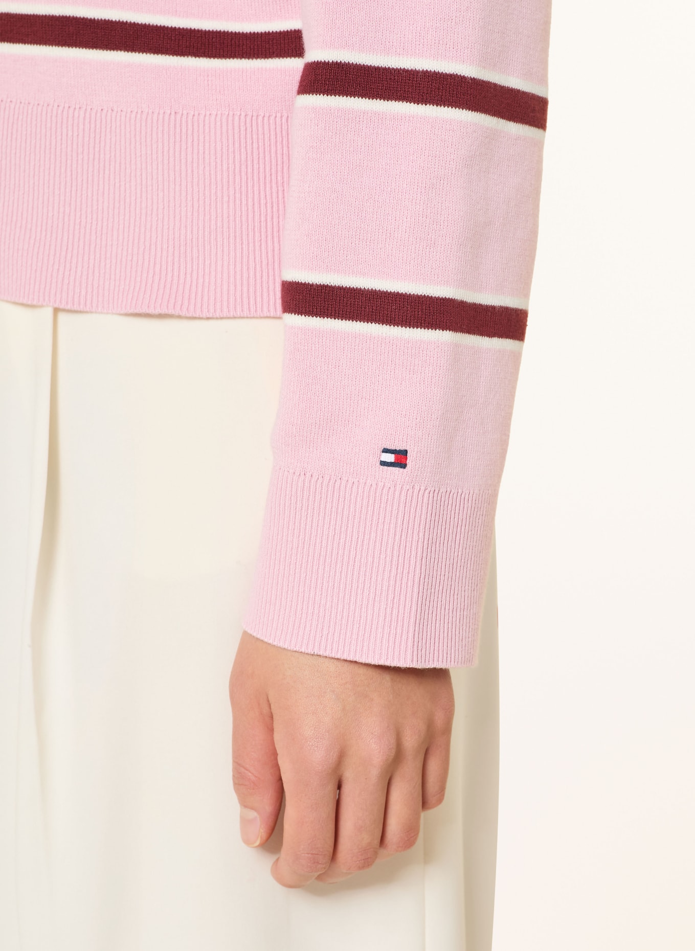 TOMMY HILFIGER svetr: RŮŽOVÁ / TMAVĚ ČERVENÁ / BÍLÁ