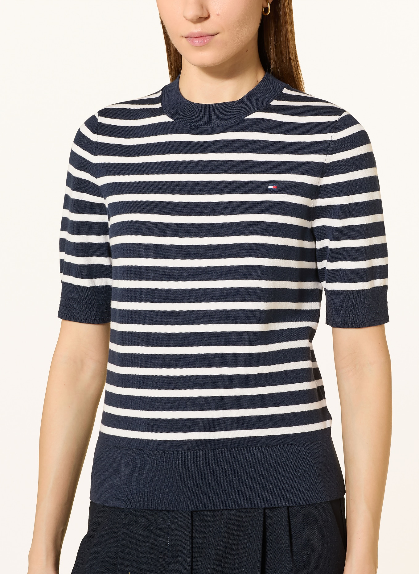 TOMMY HILFIGER pletené tričko: BÍLÁ / TMAVĚ MODRÁ