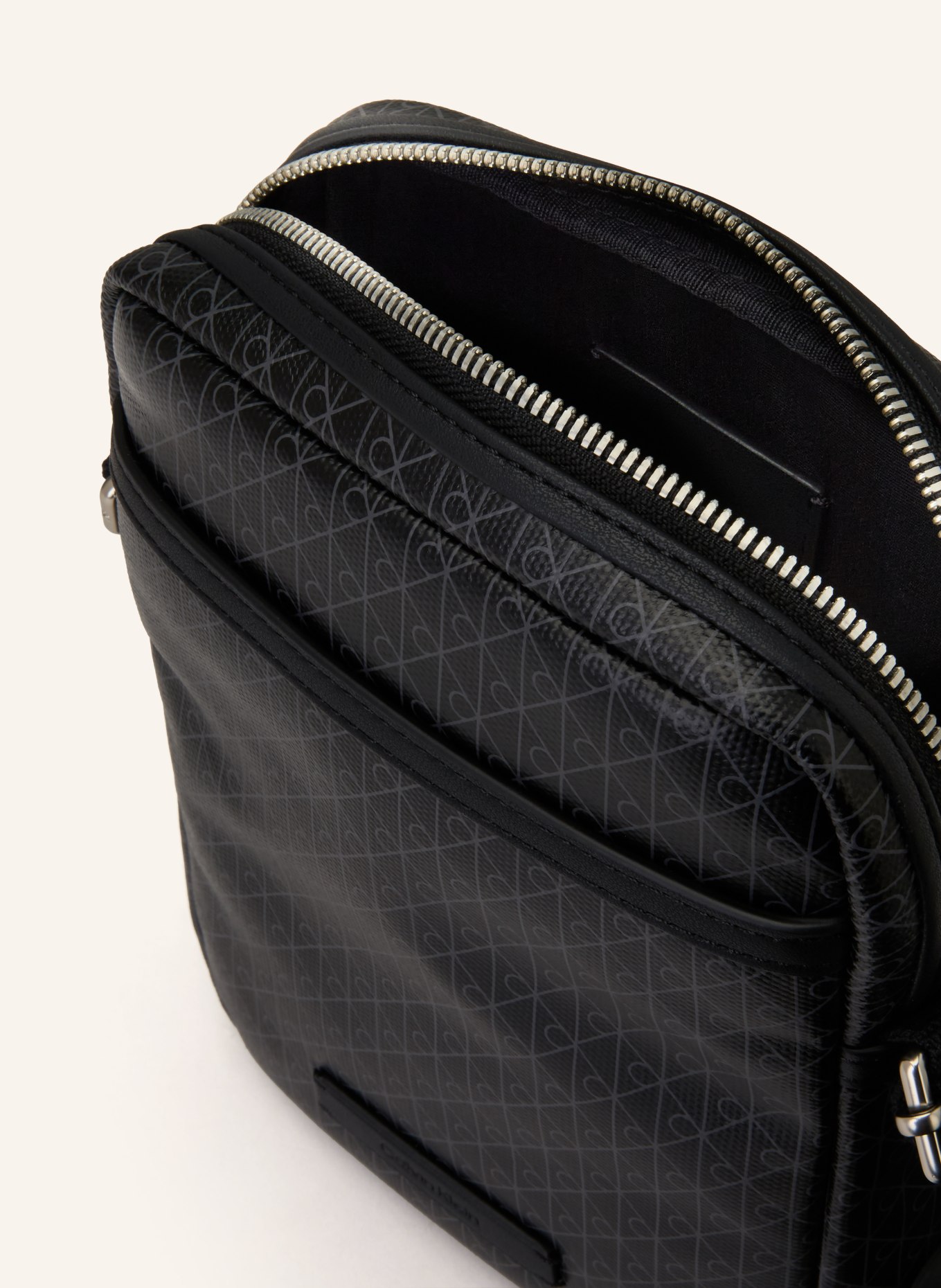 Calvin Klein schoudertas: ZWART / ZILVER / DONKERGRIJS