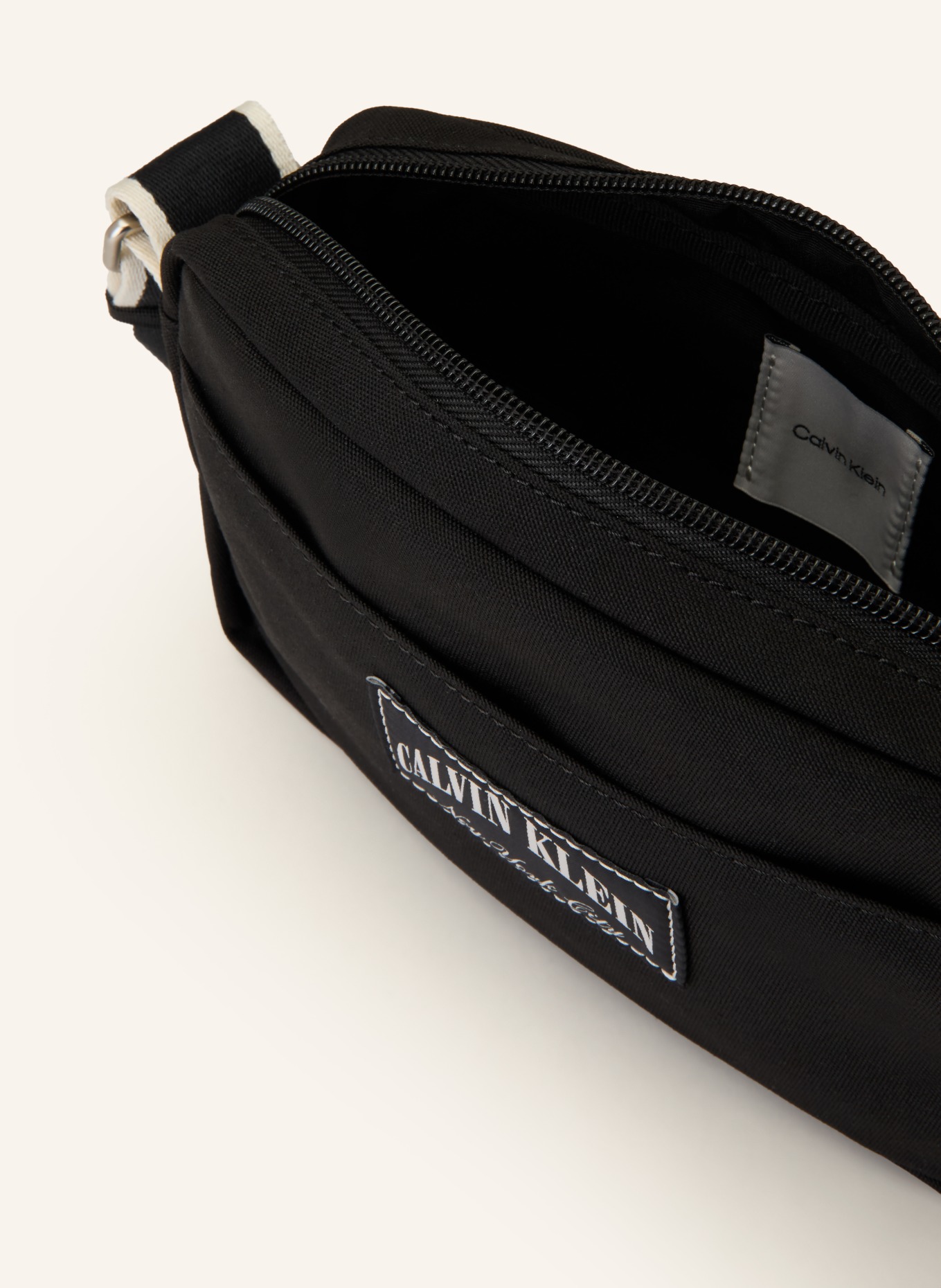 Calvin Klein Umhängetasche: SCHWARZ / WEISS