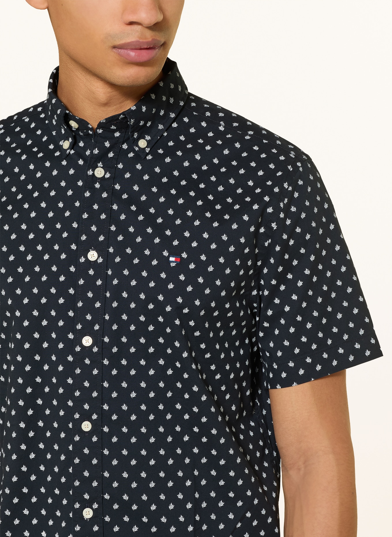 TOMMY HILFIGER Kurzarm-Hemd: DUNKELBLAU / WEISS