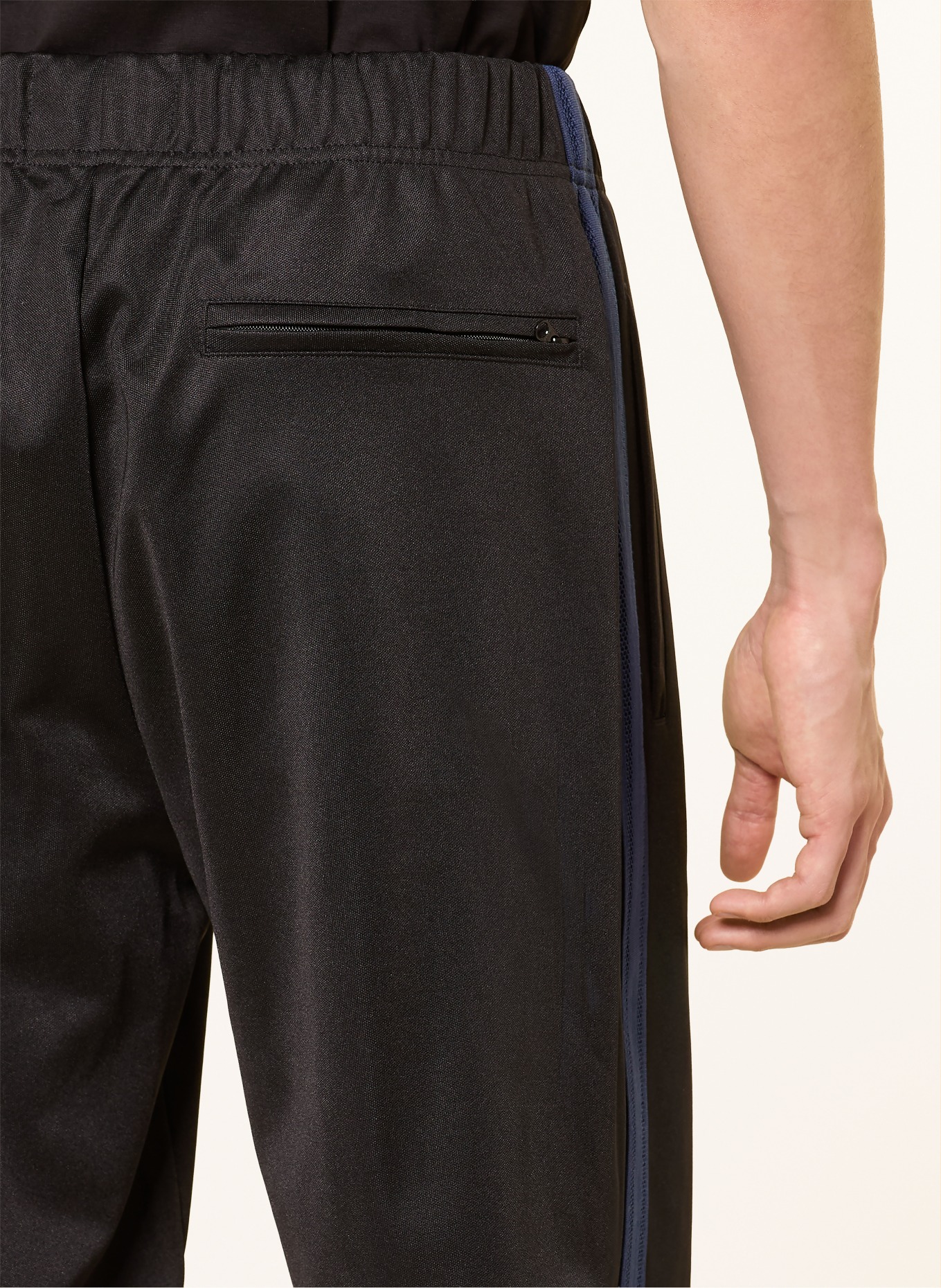 FRED PERRY Track Pants mit Galonstreifen: SCHWARZ / DUNKELBLAU