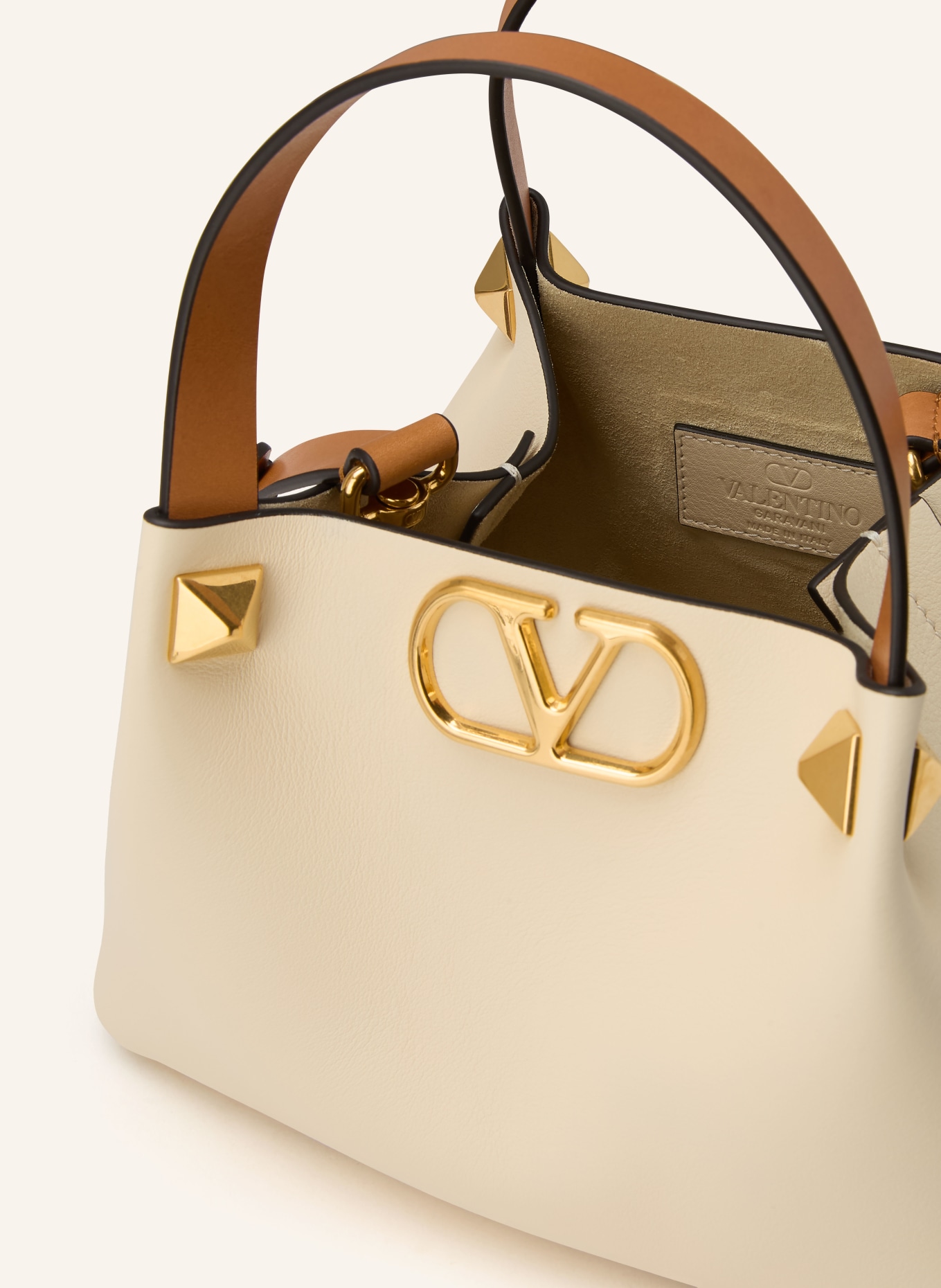 VALENTINO GARAVANI Handtasche VLOGO SIGNATURE SMALL mit Nieten: CREME / CAMEL