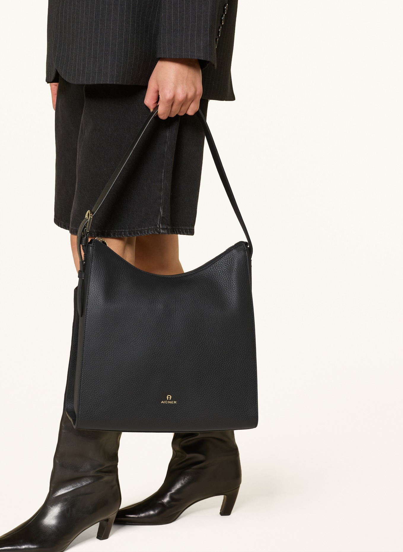 AIGNER Beuteltasche IVY LARGE: SCHWARZ