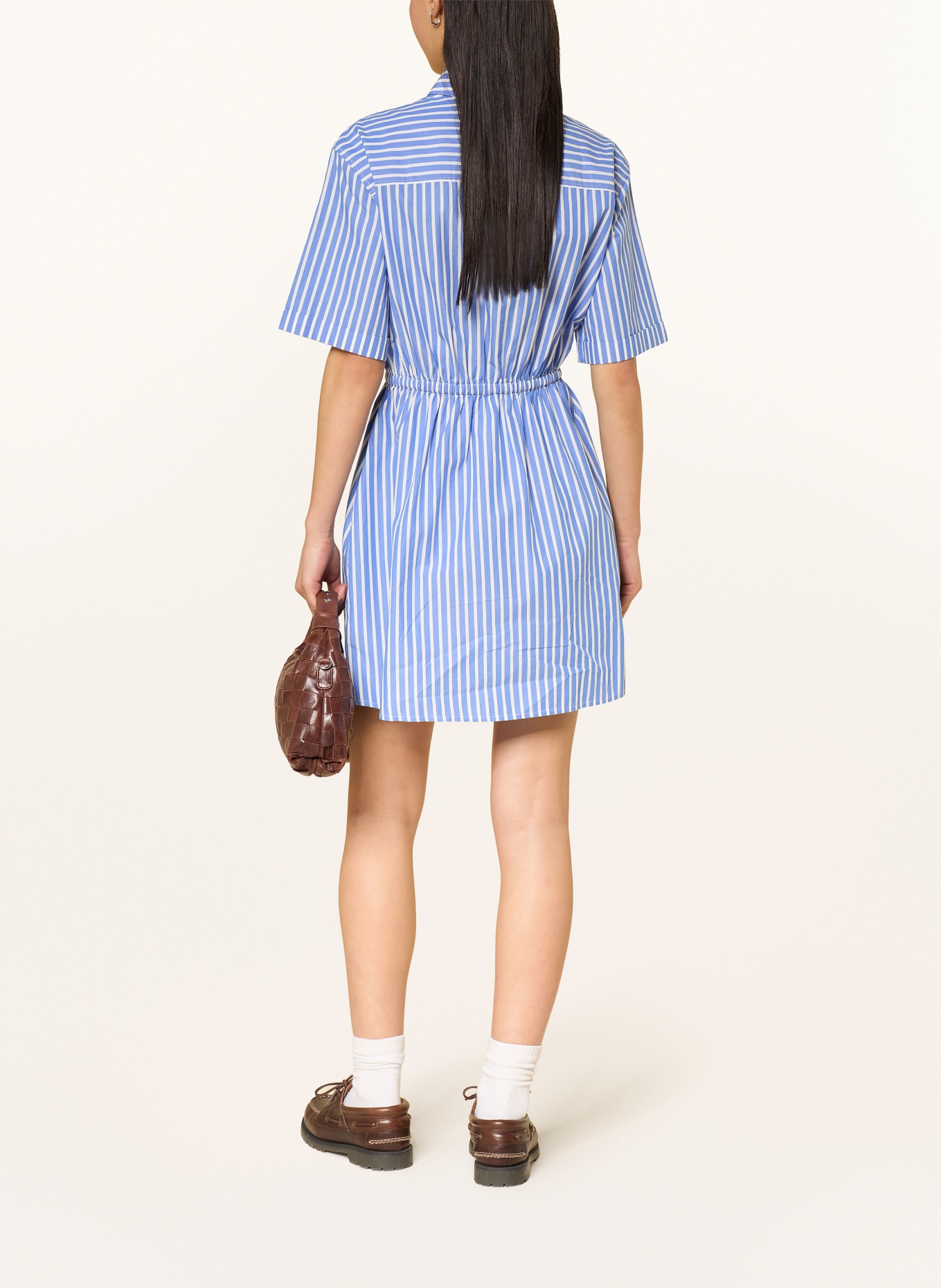 TOMMY JEANS Košilové šaty: MODRÁ / BÍLÁ