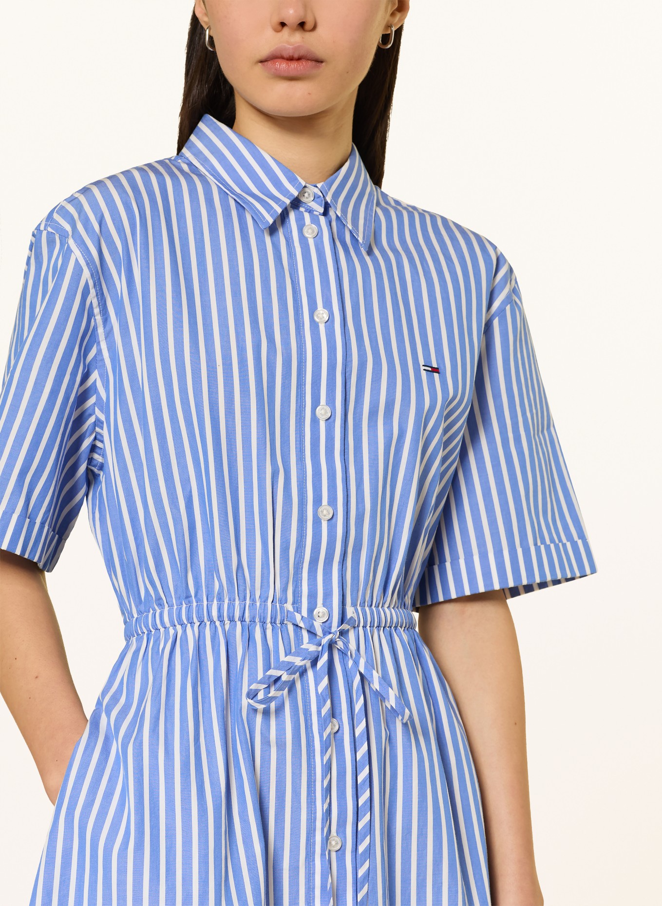 TOMMY JEANS Košilové šaty: MODRÁ / BÍLÁ