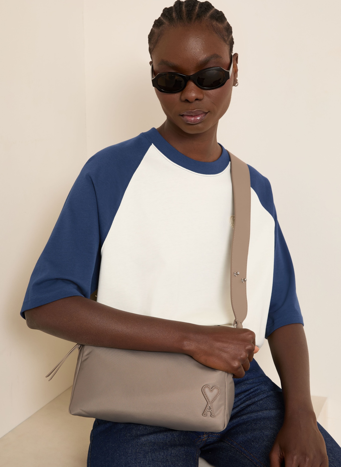 AMI PARIS schoudertas: TAUPE / ZILVER