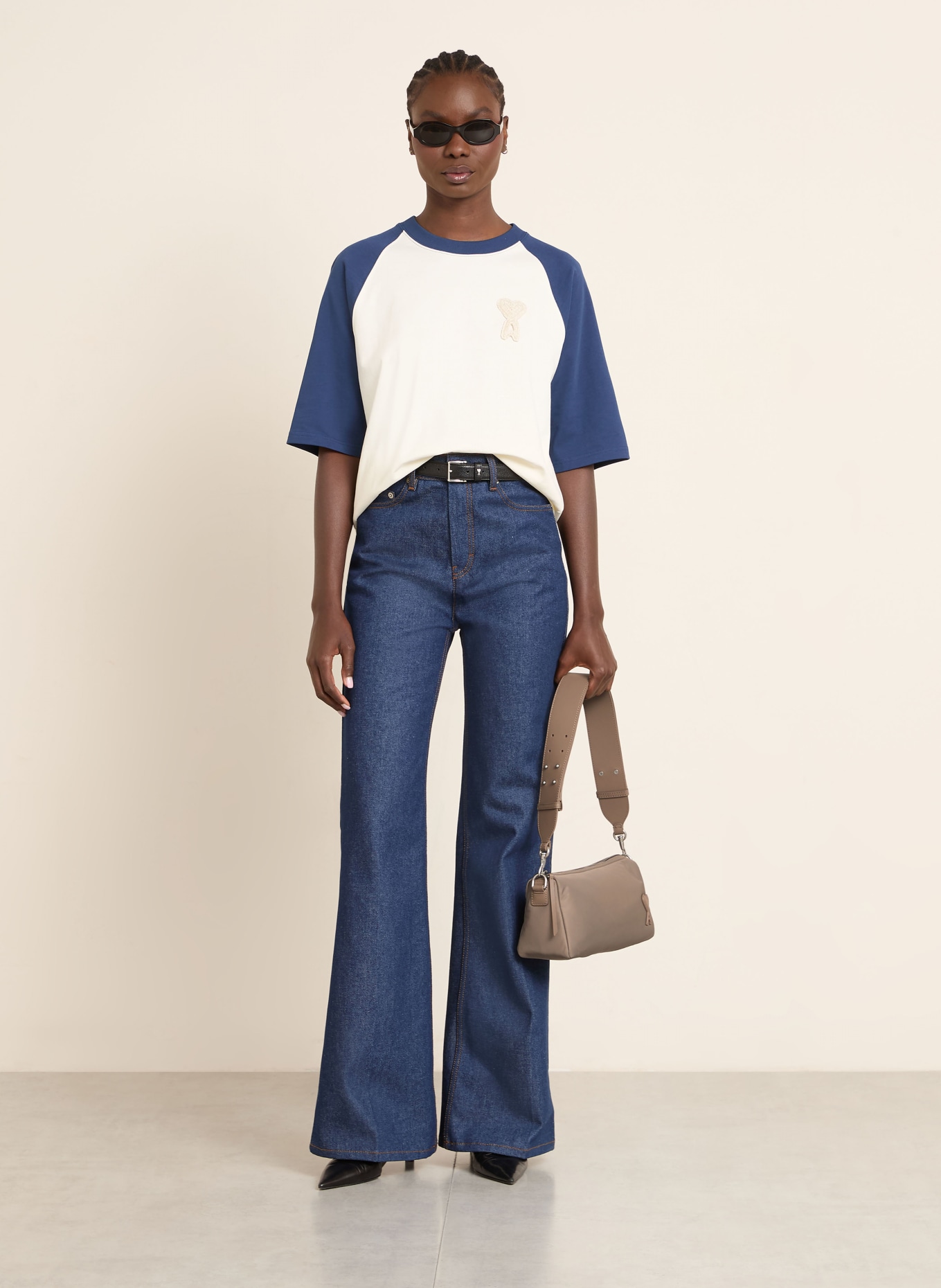 AMI PARIS schoudertas: TAUPE / ZILVER