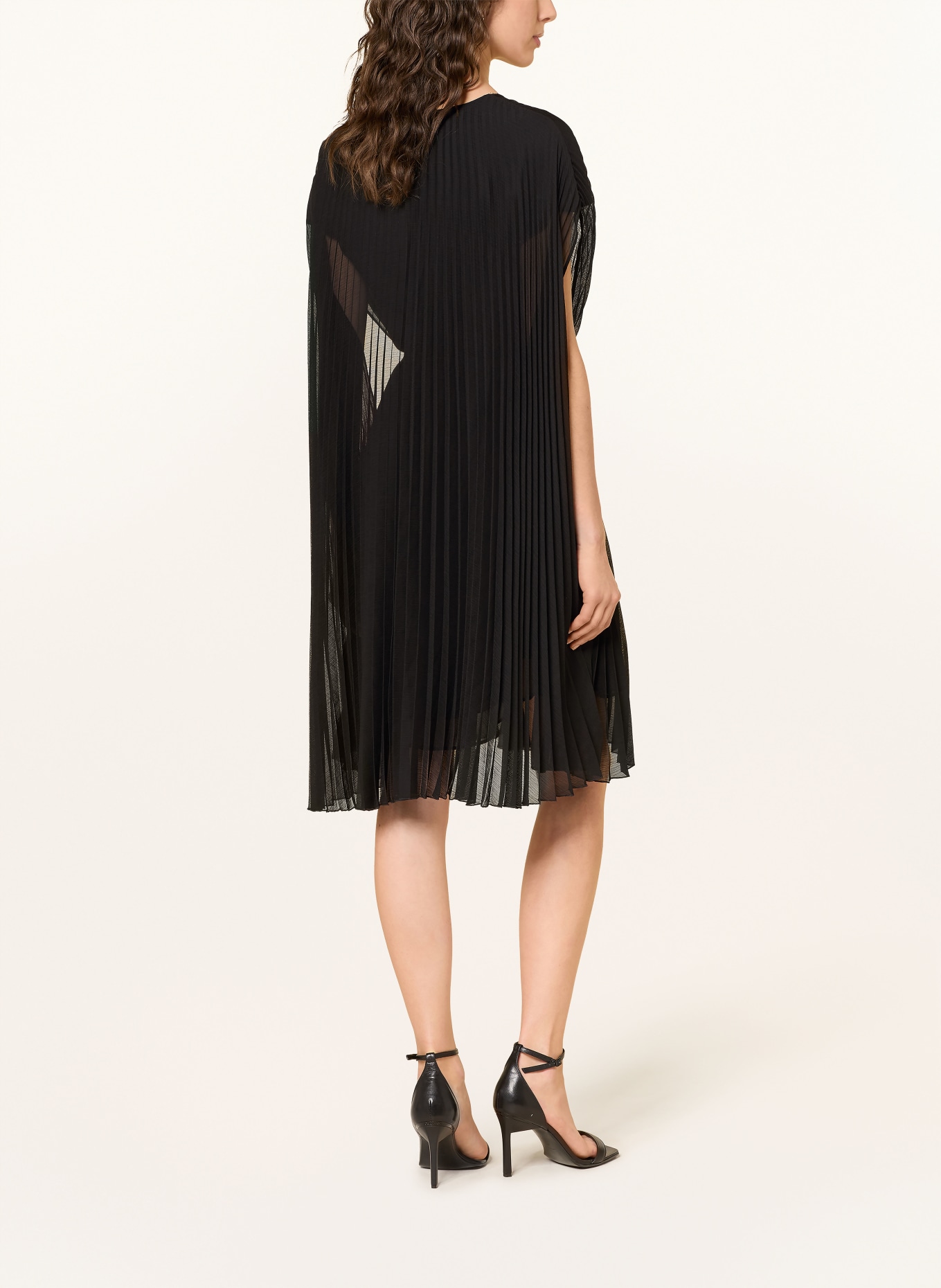 BOSS Koktejlové šaty s plisováním: ČERNÁ