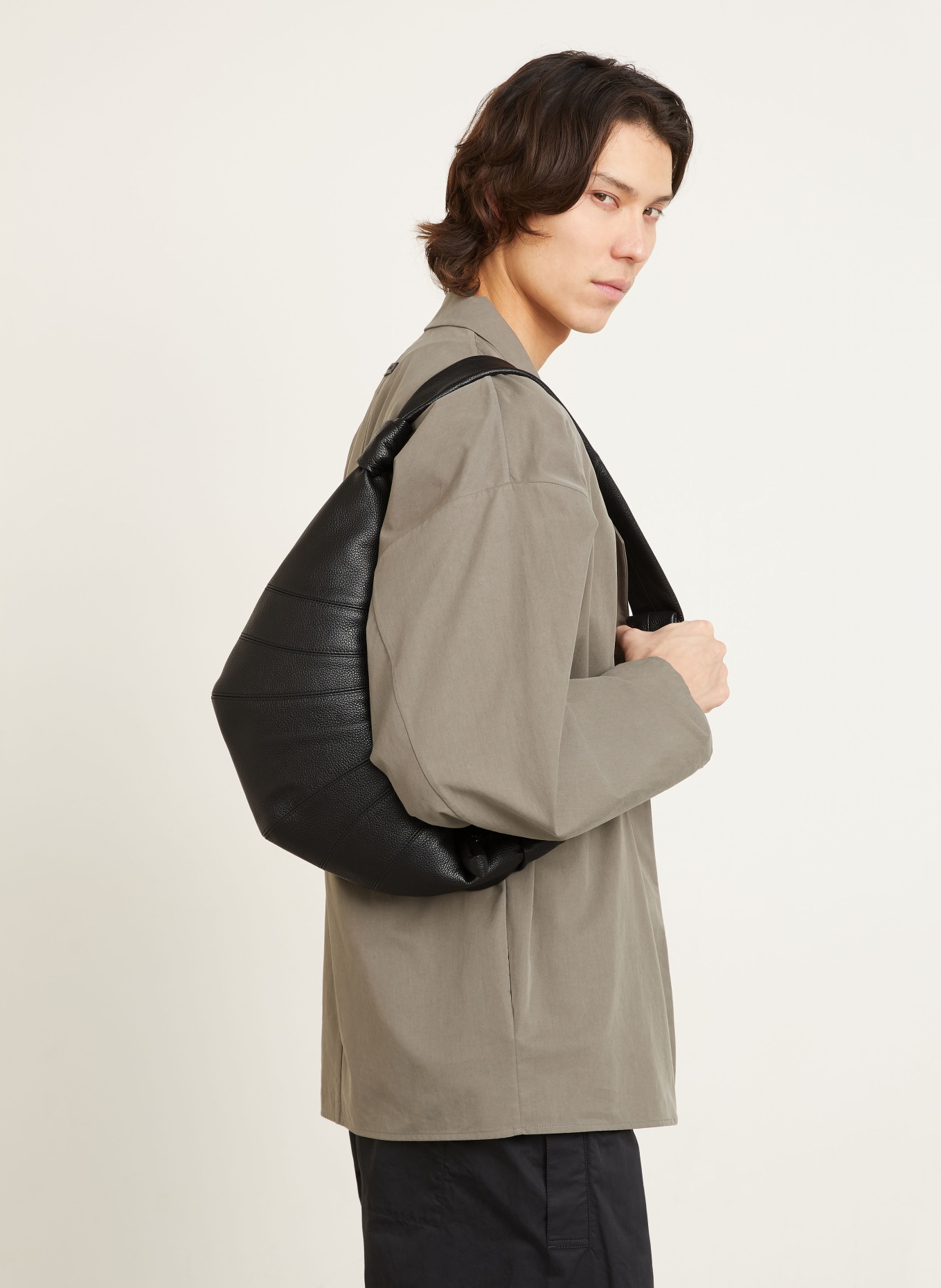 LEMAIRE Umhängetasche CROISSANT MEDIUM: SCHWARZ