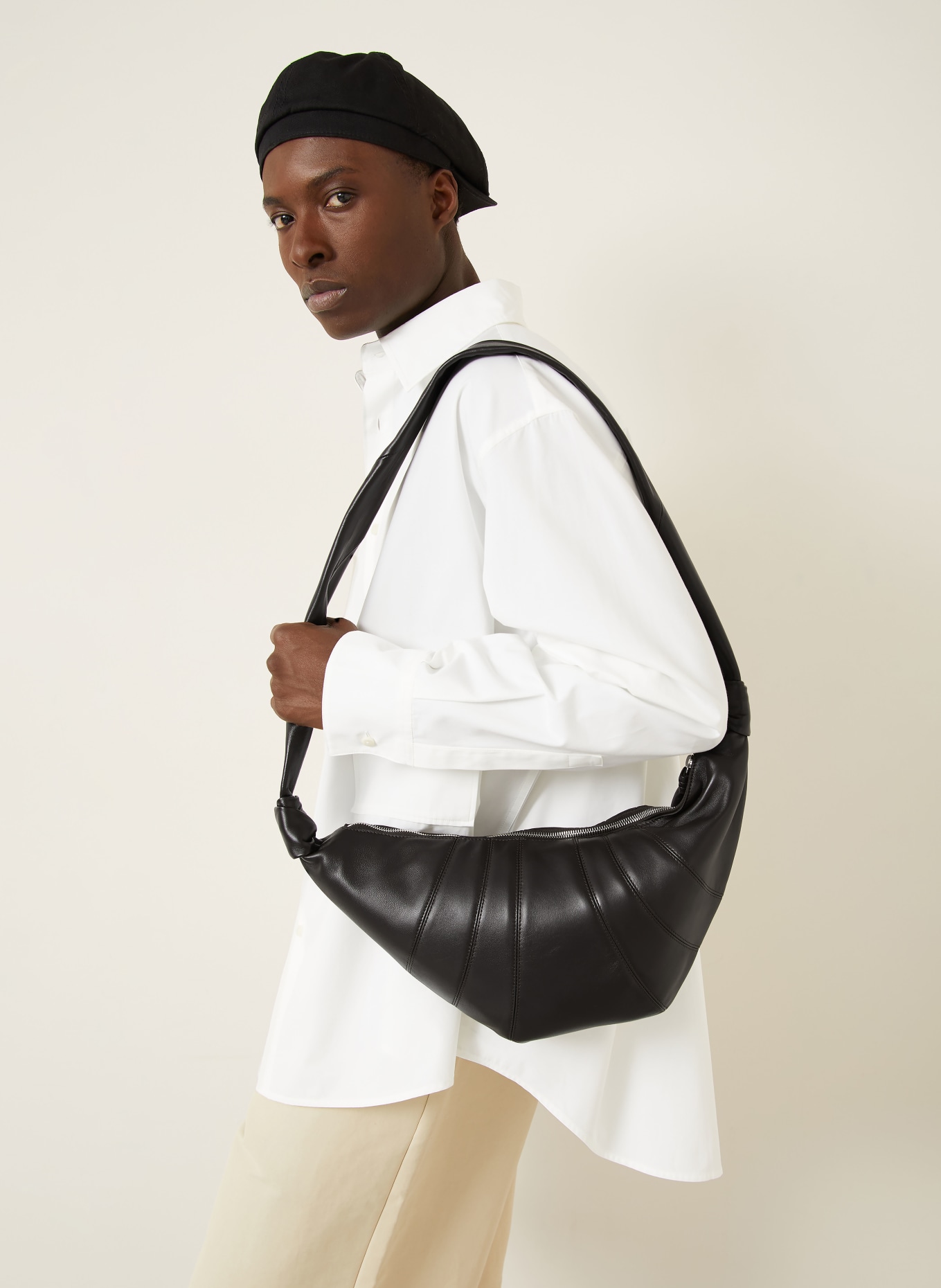 LEMAIRE Umhängetasche CROISSANT MEDIUM: DUNKELBRAUN / SILBER