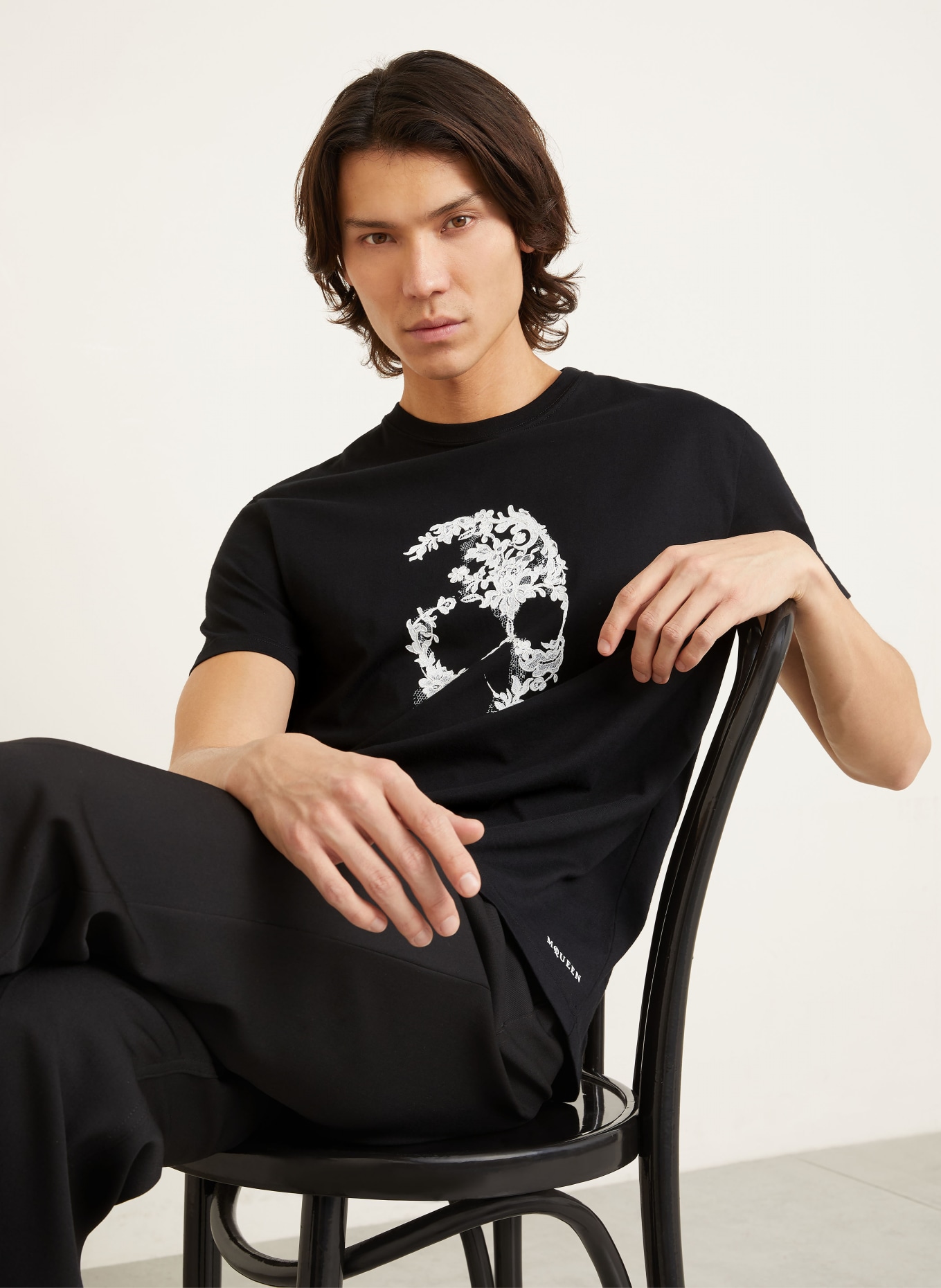 McQUEEN T-shirt: BLACK / WHITE