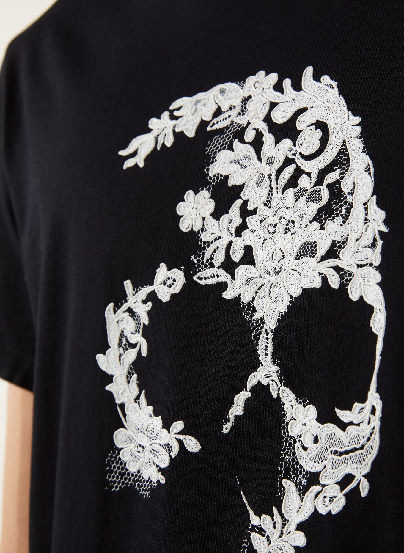 McQUEEN T-shirt: BLACK / WHITE