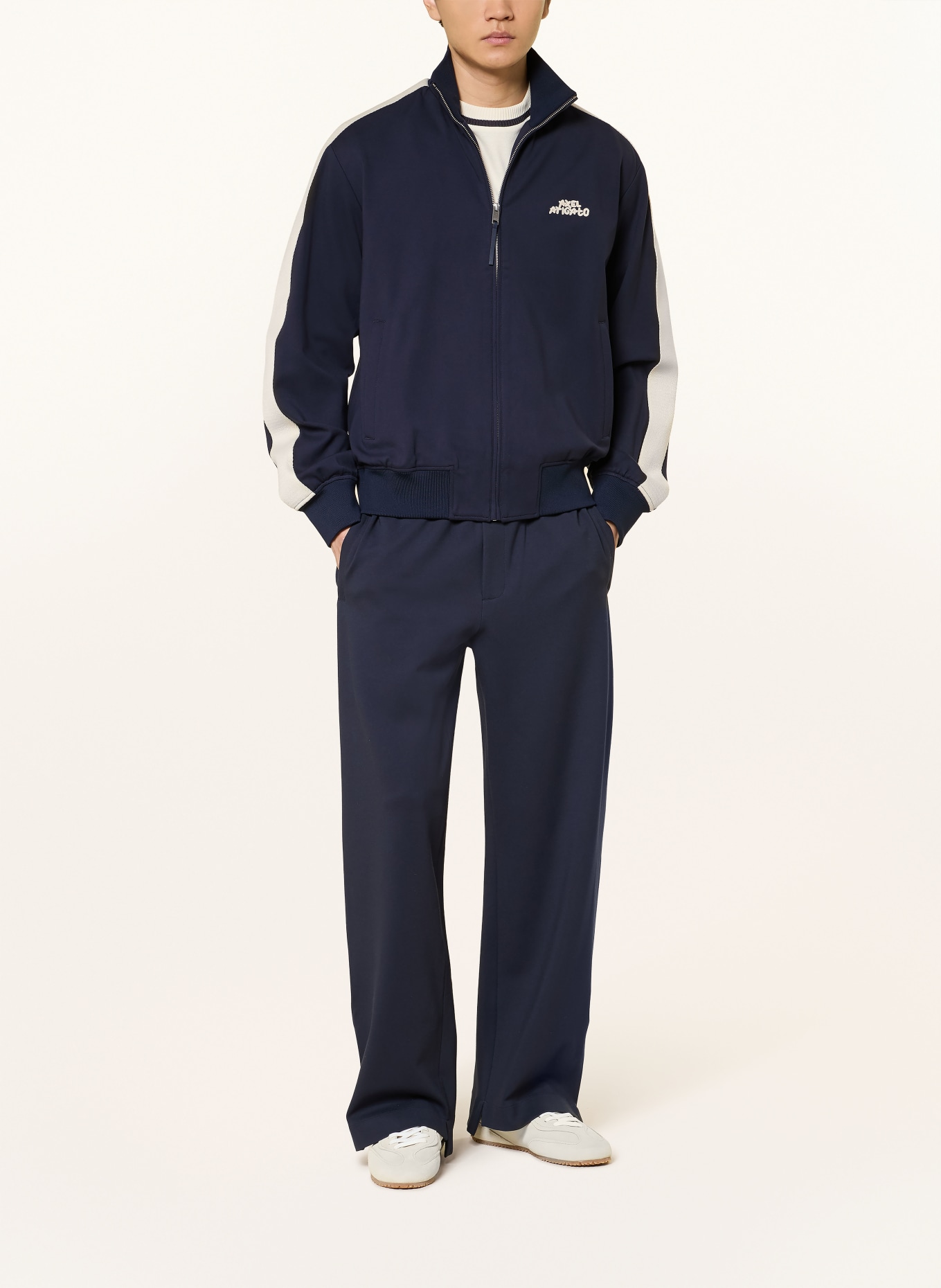 AXEL ARIGATO Mikina CHASE s pruhy: TMAVĚ MODRÁ / KRÉMOVÁ