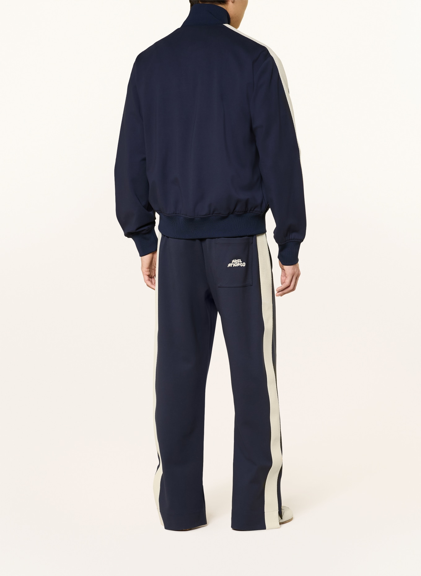 AXEL ARIGATO Mikina CHASE s pruhy: TMAVĚ MODRÁ / KRÉMOVÁ