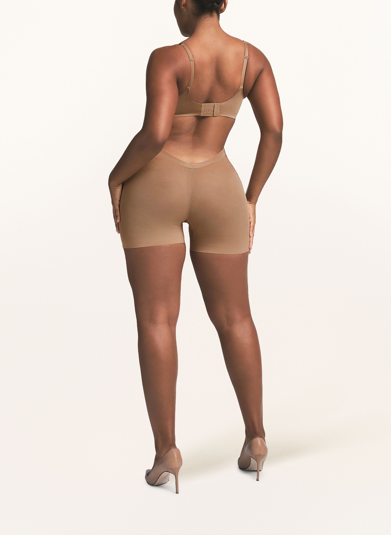 SKIMS Kształtujące ciało SKIMS BODY CS LOW BACK SHORT: SIENNA