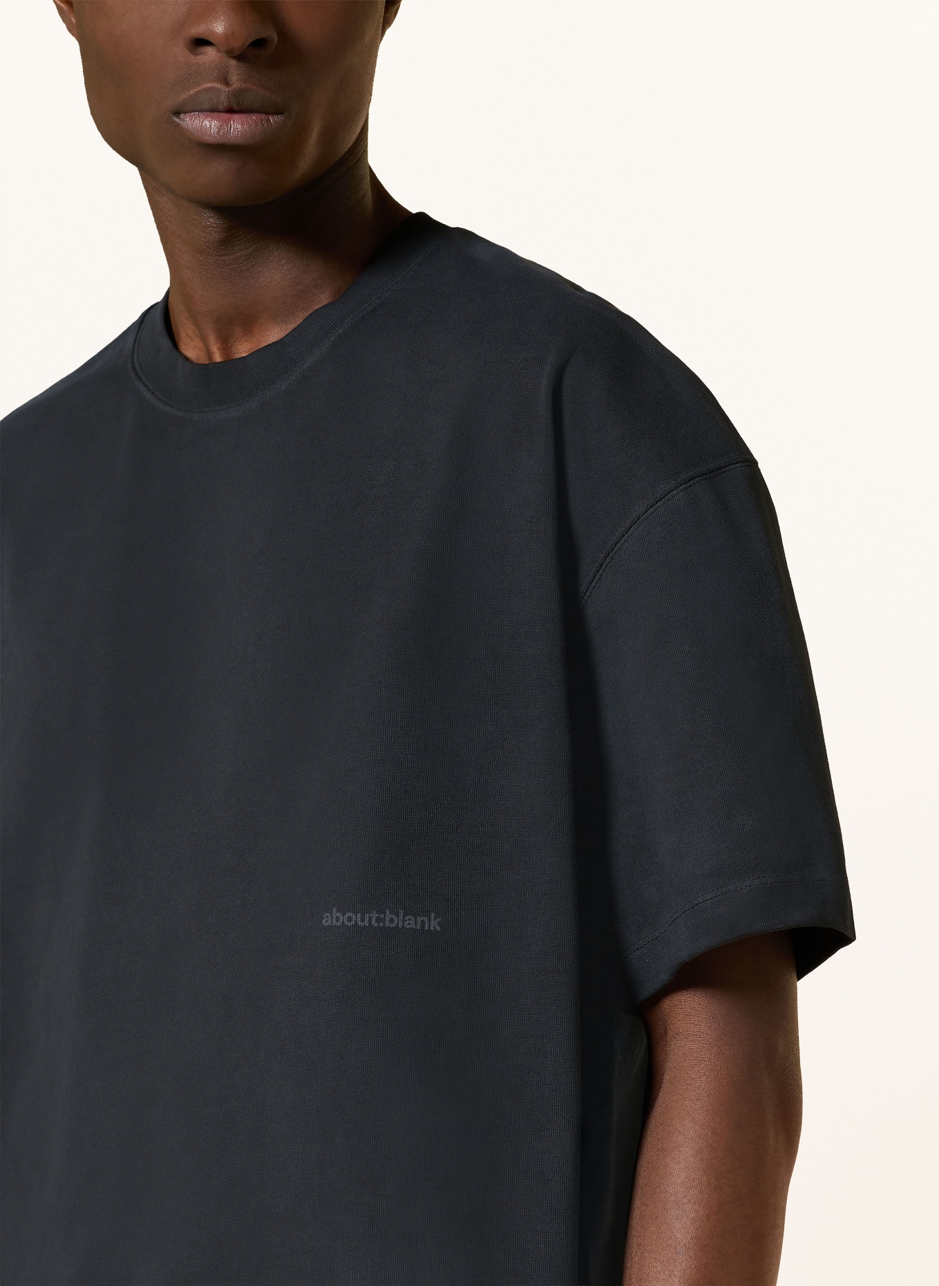 about:blank T-Shirt: SCHWARZ