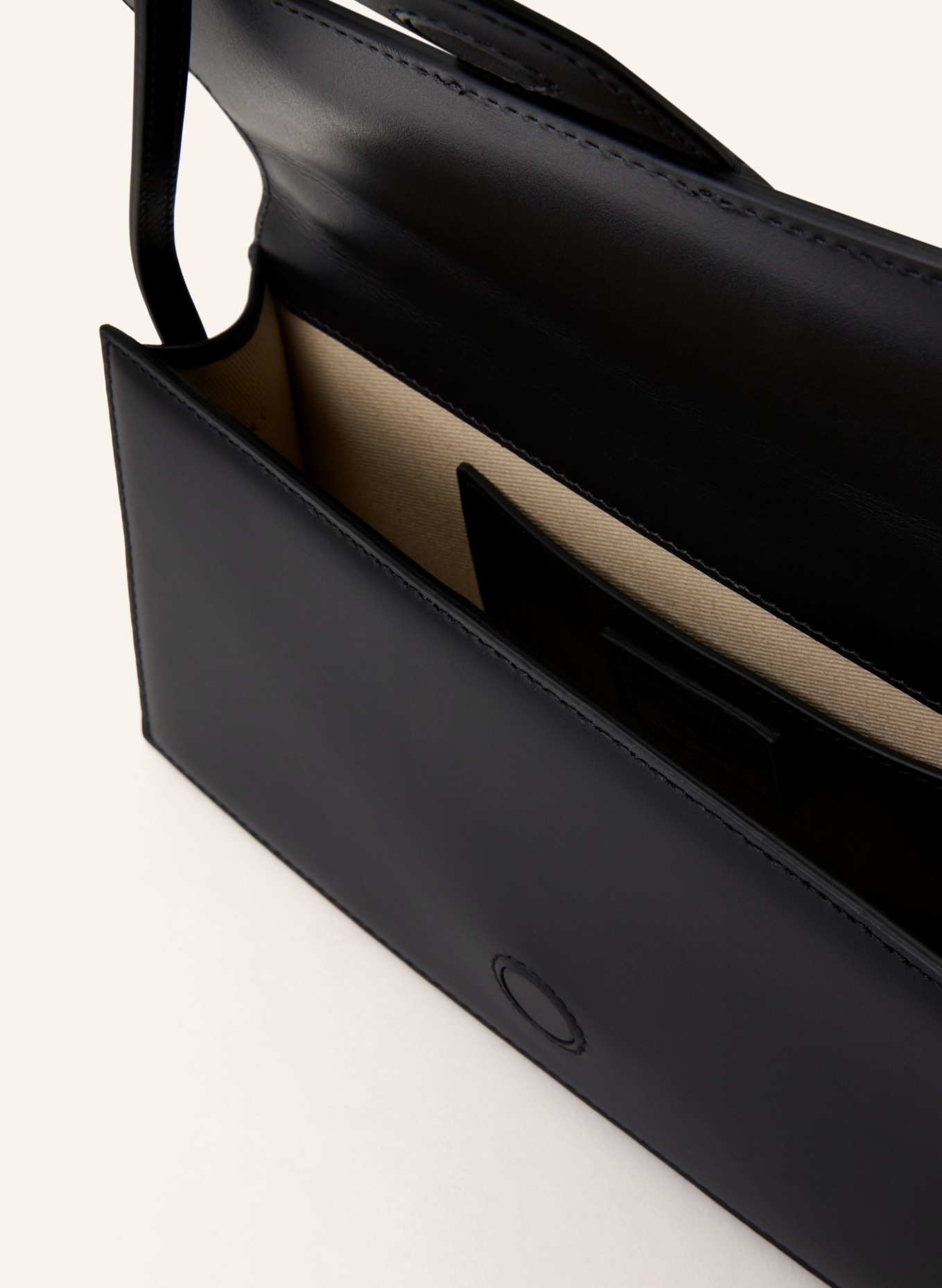 JACQUEMUS Schultertasche LE BAMBINO LONG: SCHWARZ / GOLD